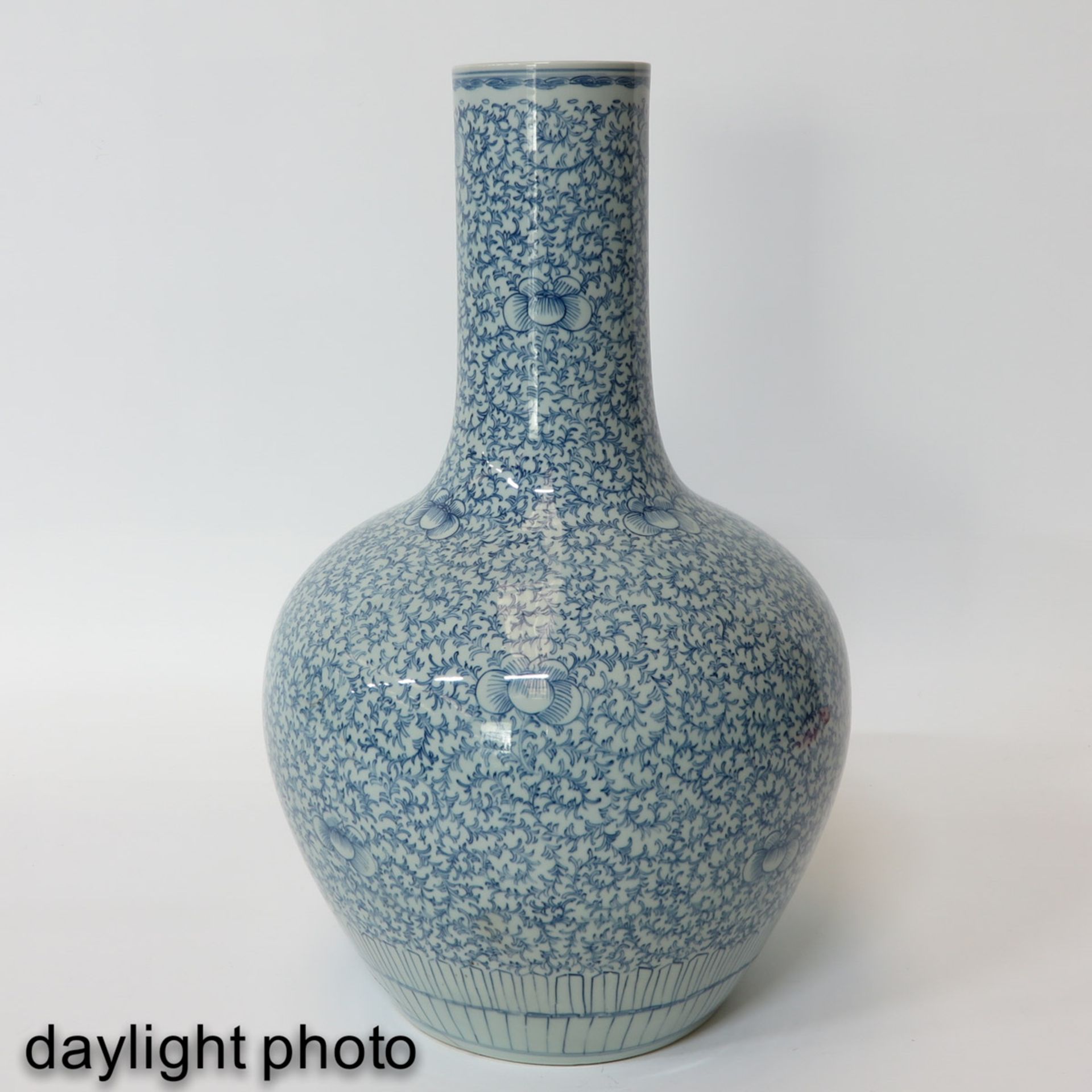 A Large Blue and White Bottle Vase - Bild 7 aus 9