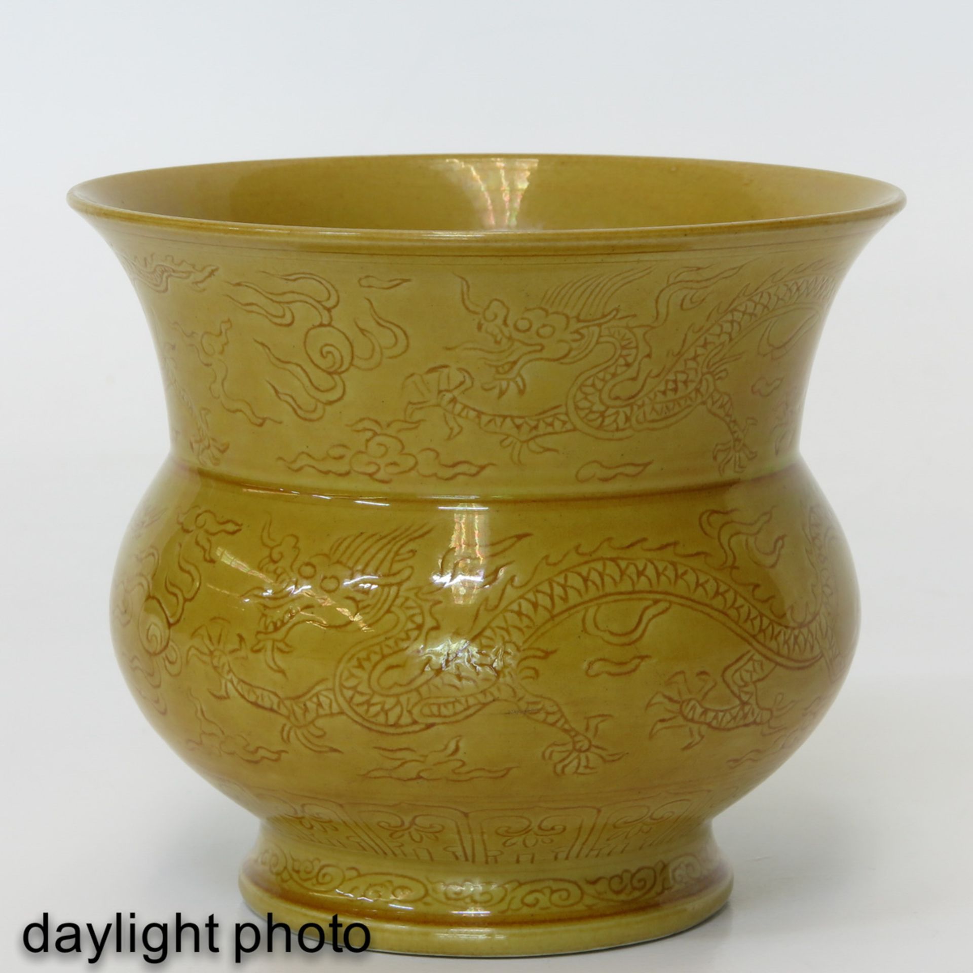 A Yellow Glazed Spittoon - Bild 7 aus 9