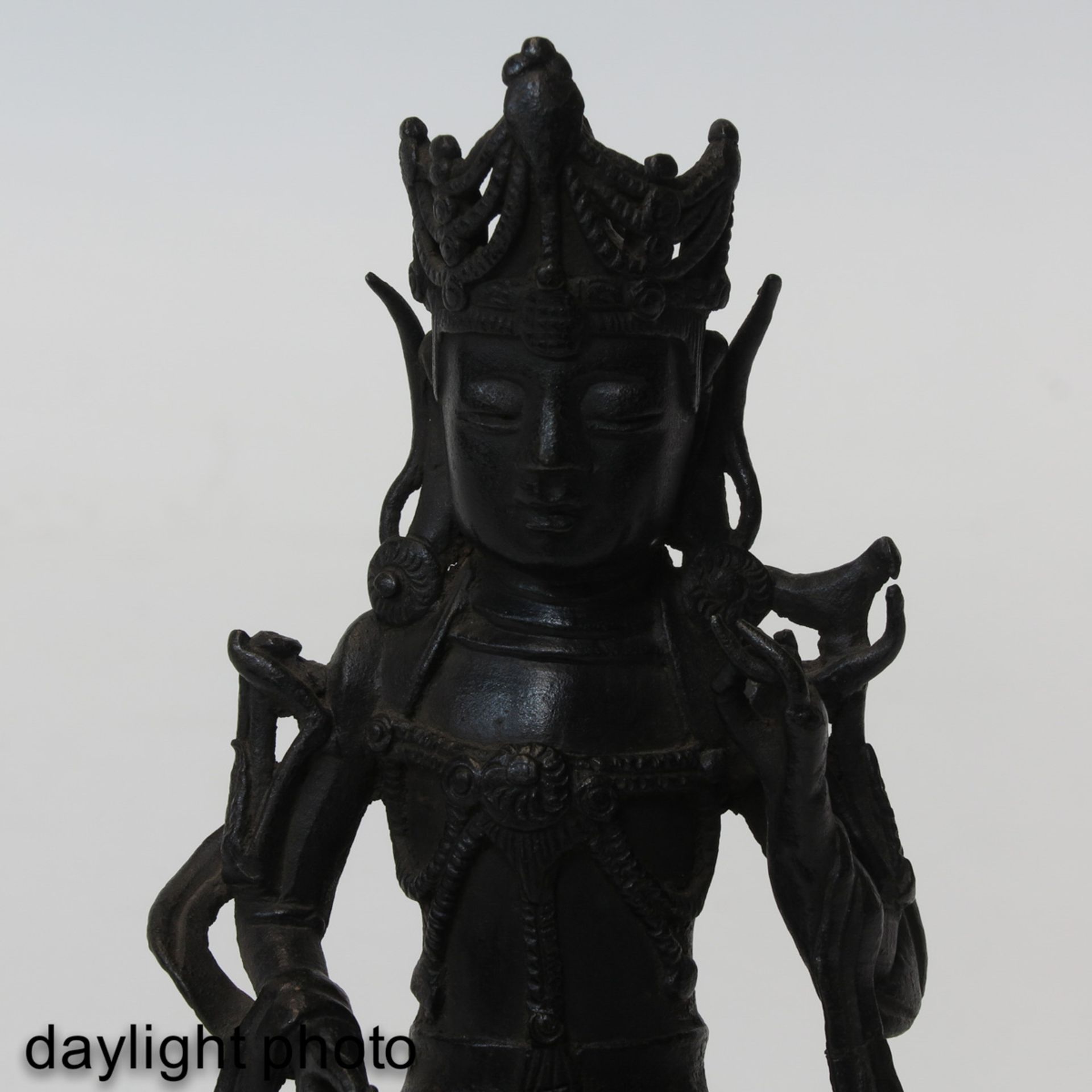 A Bronze Quanyin Sculpture - Bild 9 aus 9