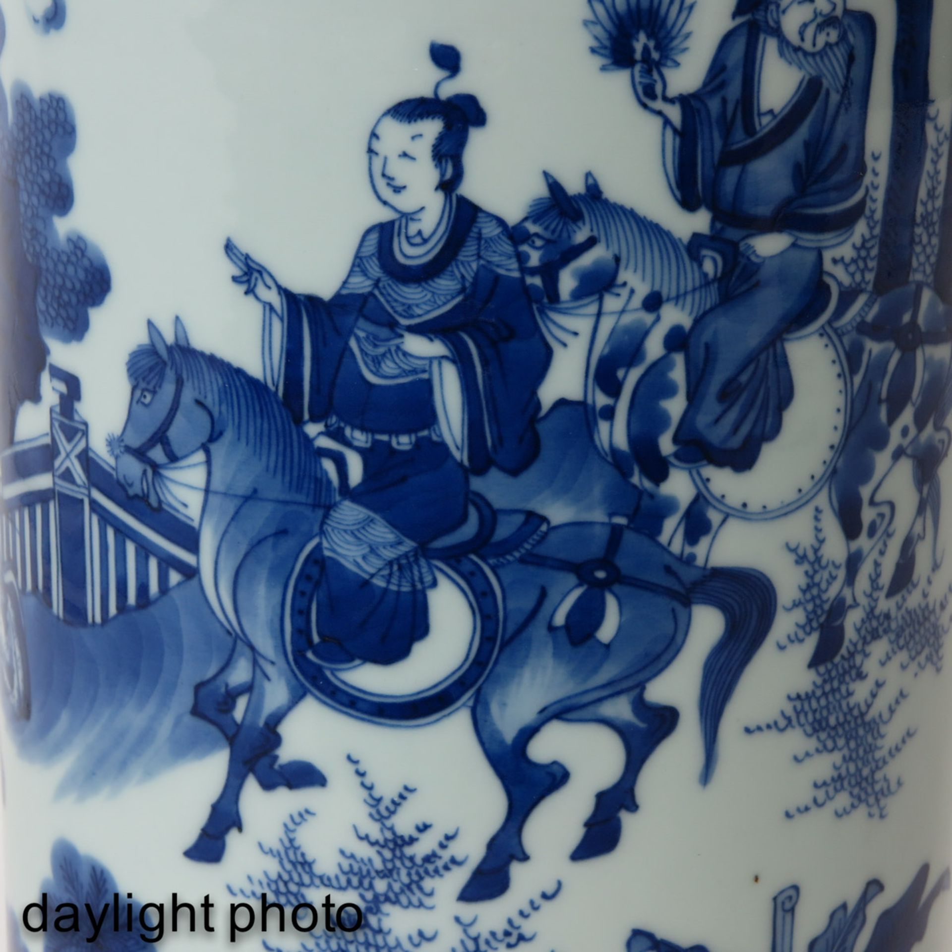 A Blue and White Roll Wagon Vase - Image 9 of 10