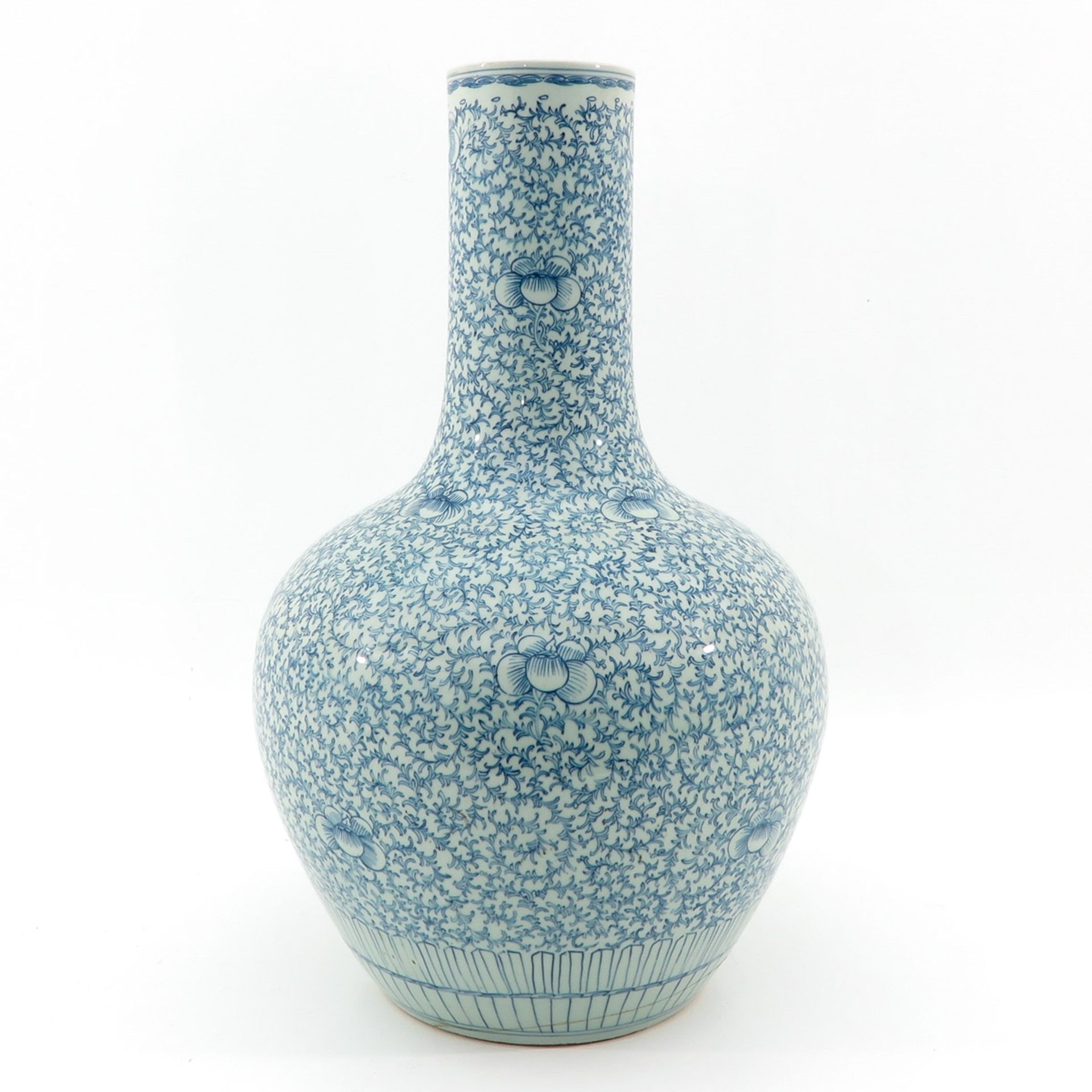 A Large Blue and White Bottle Vase - Bild 4 aus 9
