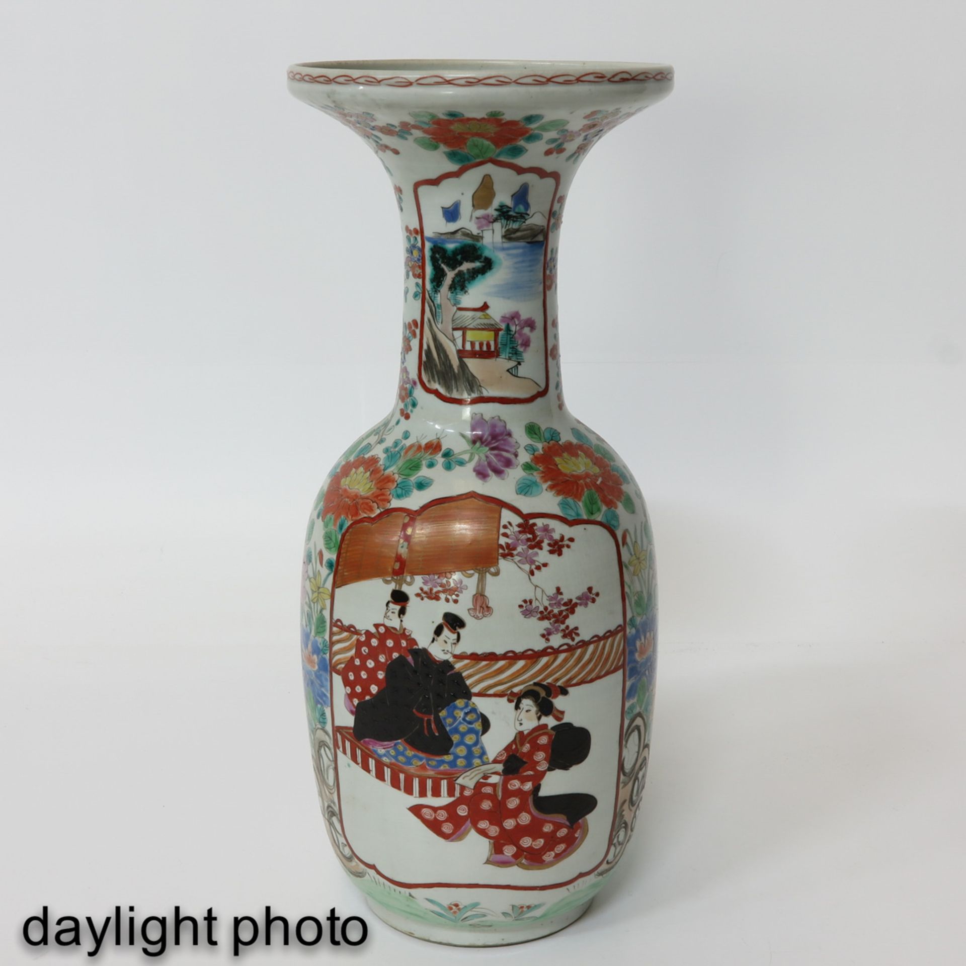 A Pair of Japanese Vases - Bild 7 aus 10
