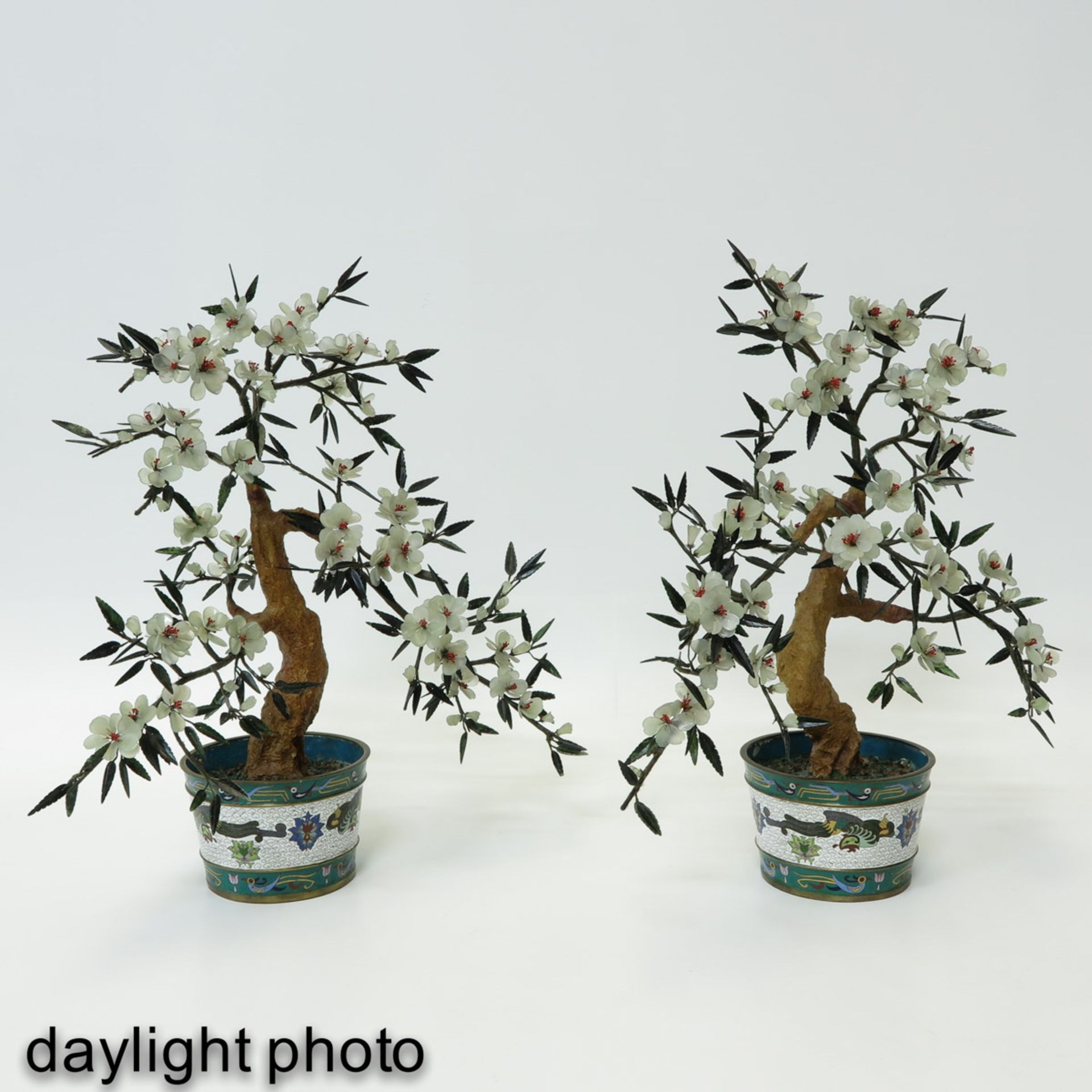 A Pair of Jade Floral Arrangements - Bild 6 aus 10