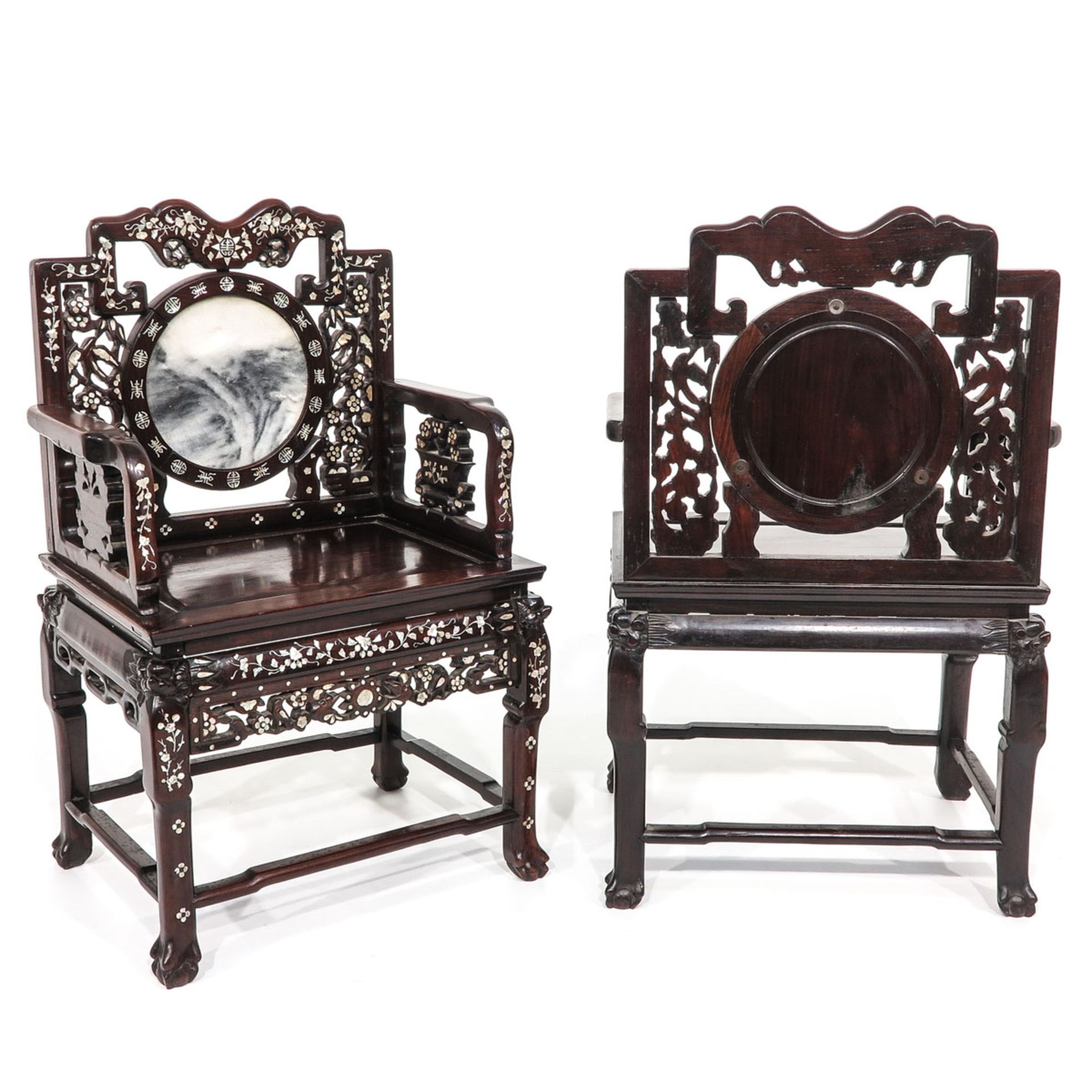 A Pair of Chinese Chairs and Side Table - Bild 5 aus 10