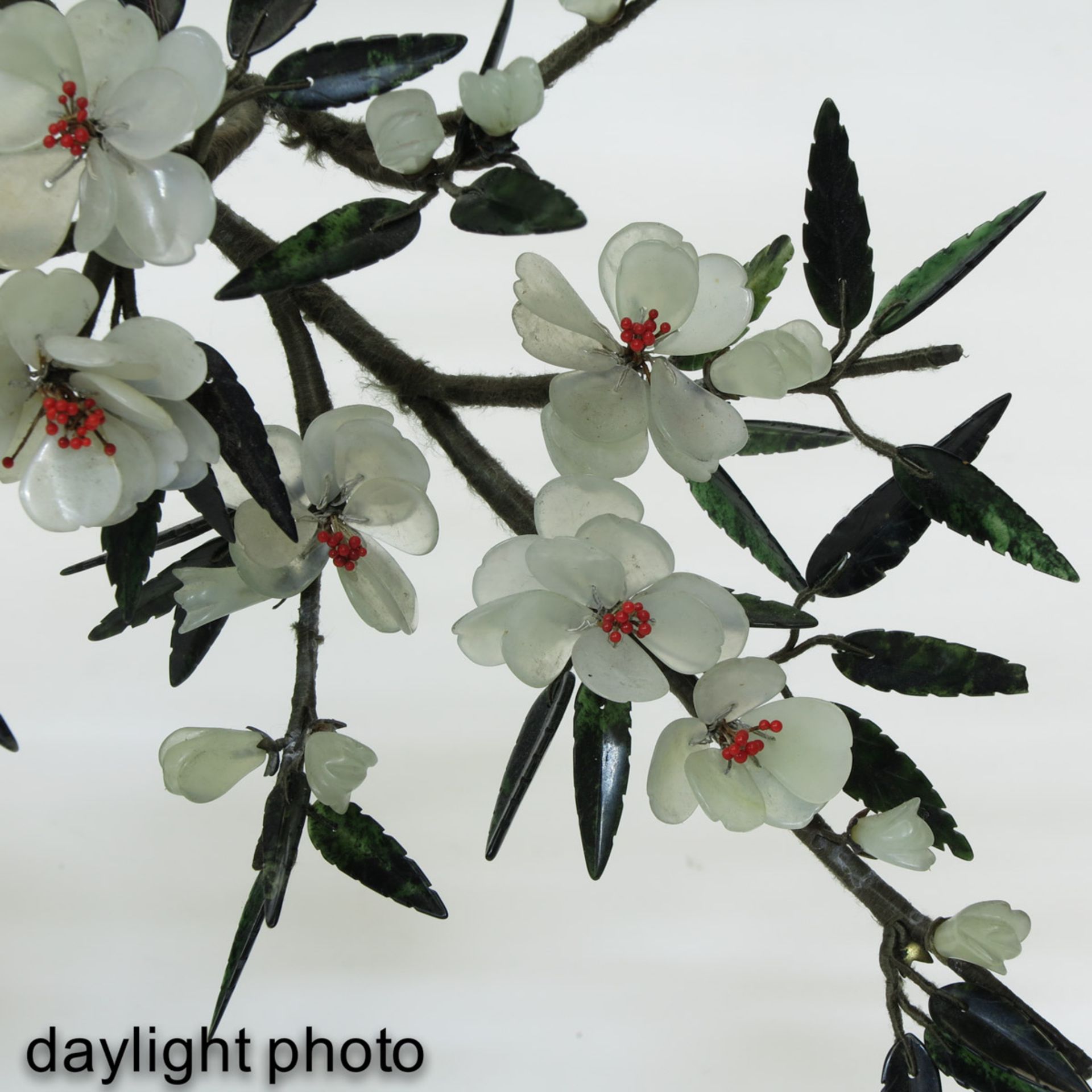 A Pair of Jade Floral Arrangements - Bild 10 aus 10