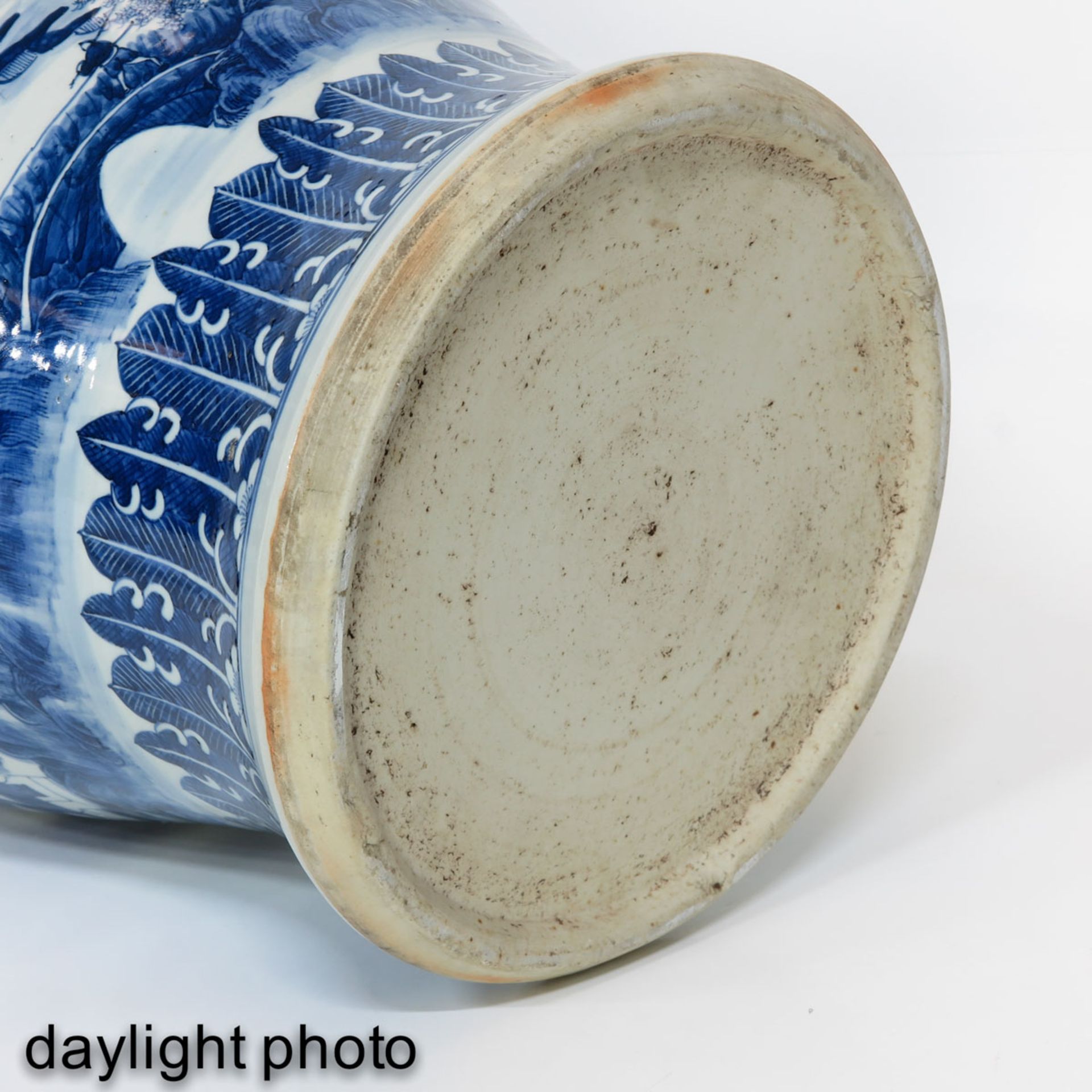 A Large Blue and White Jar and Cover - Bild 8 aus 10