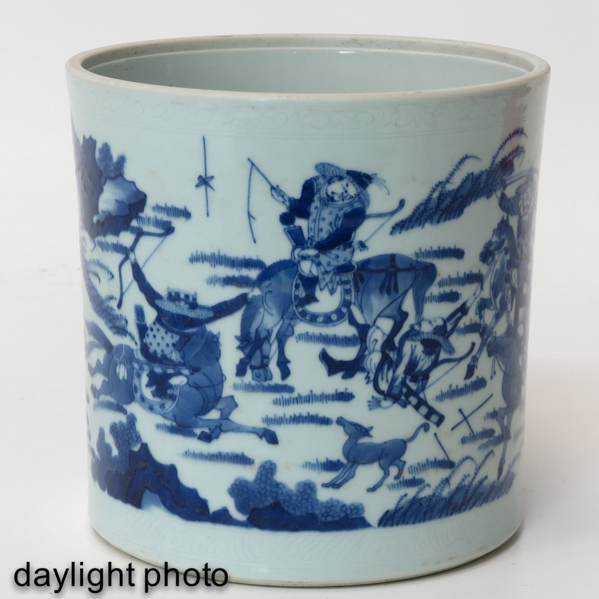 A Blue and White Brush Pot - Bild 7 aus 9