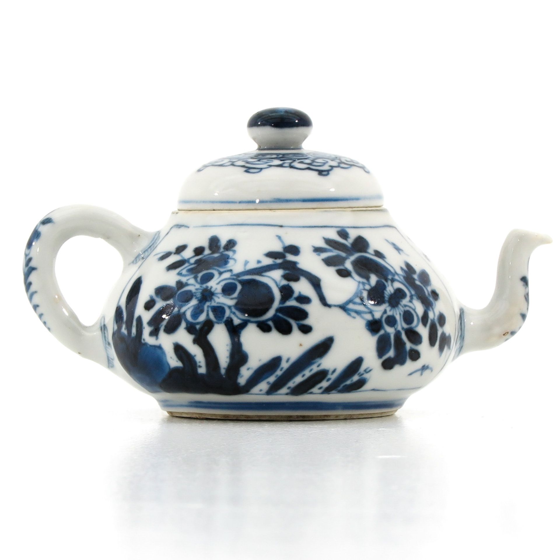 A Small Kangxi Period Teapot - Bild 3 aus 9