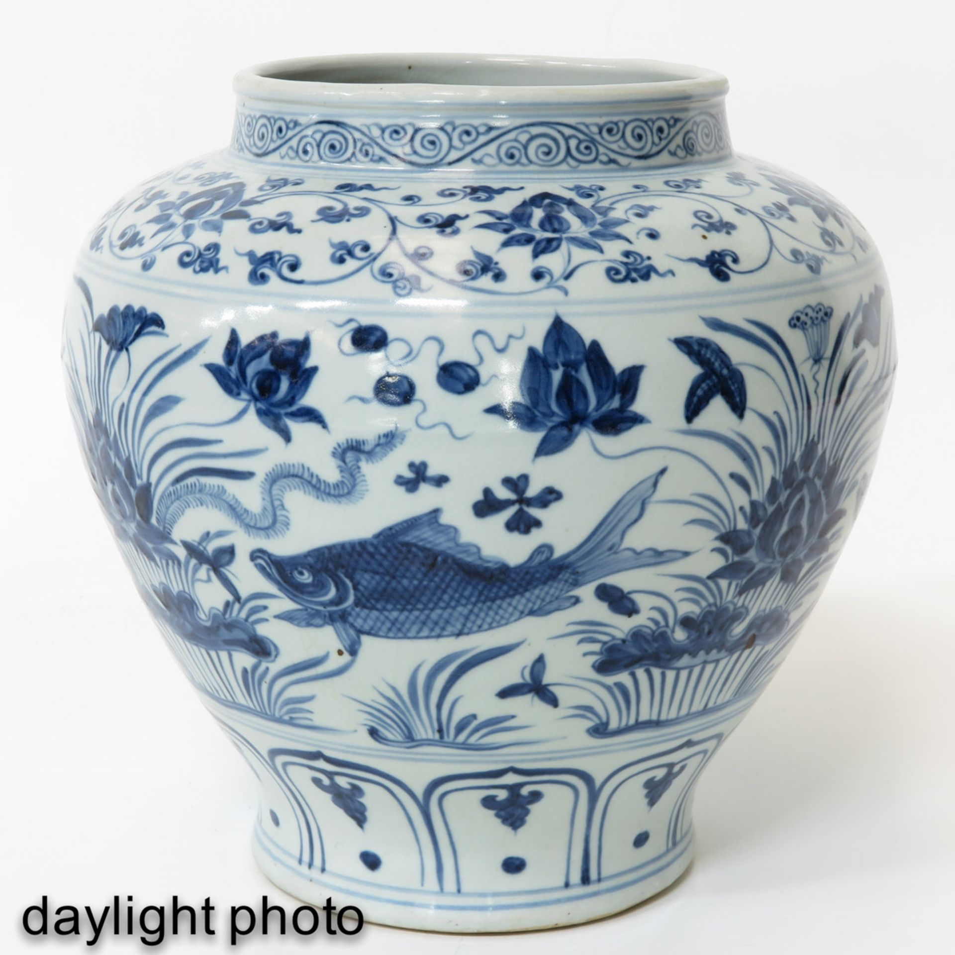 A Blue and White Jar - Bild 7 aus 9