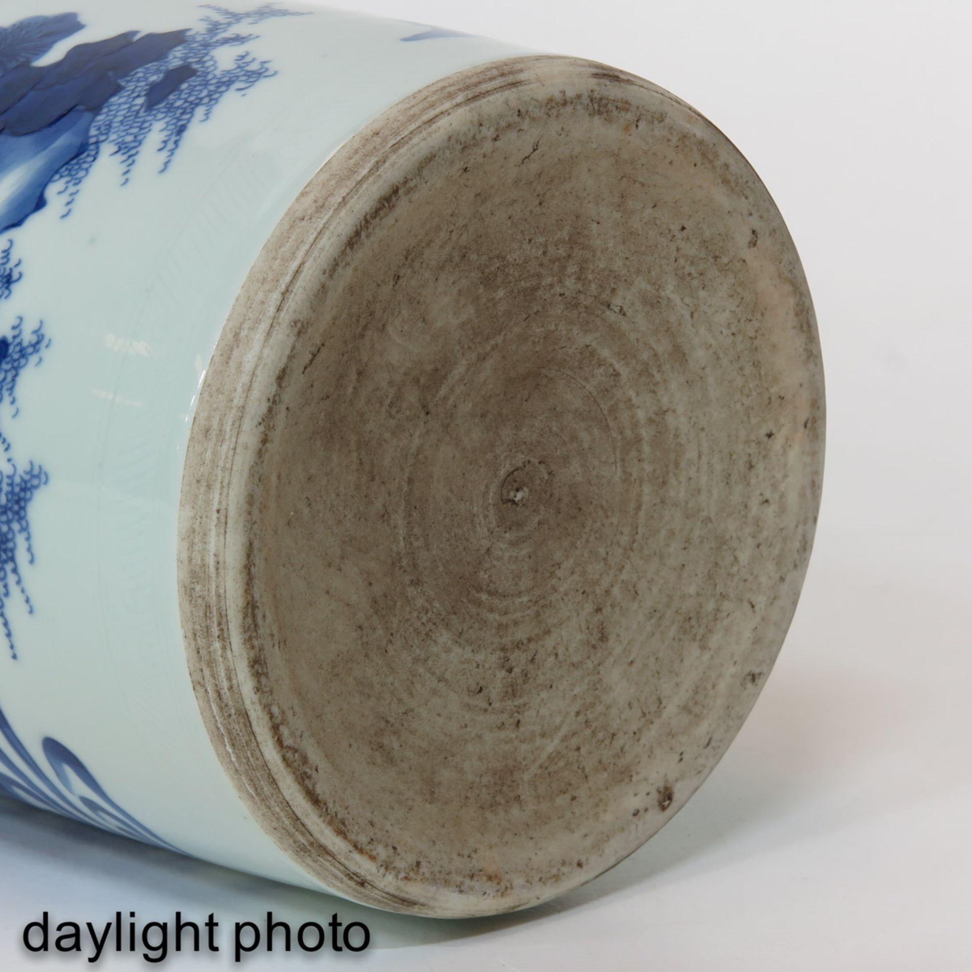 A Blue and White Roll Wagon Vase - Image 8 of 10