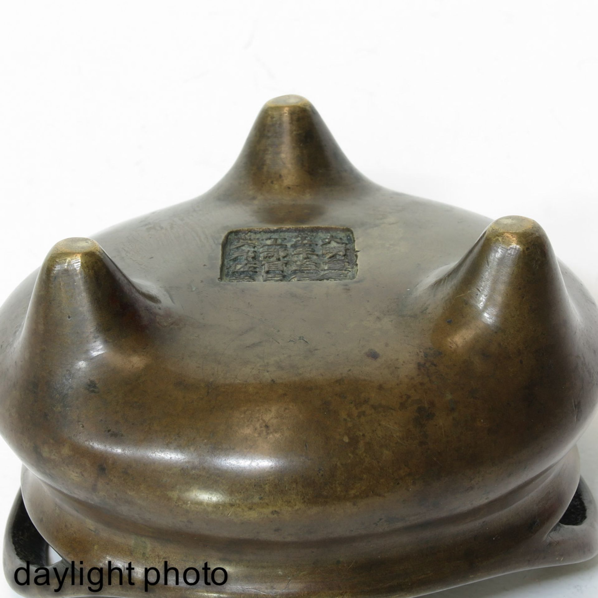A Bronze Tripod Censer - Image 8 of 9