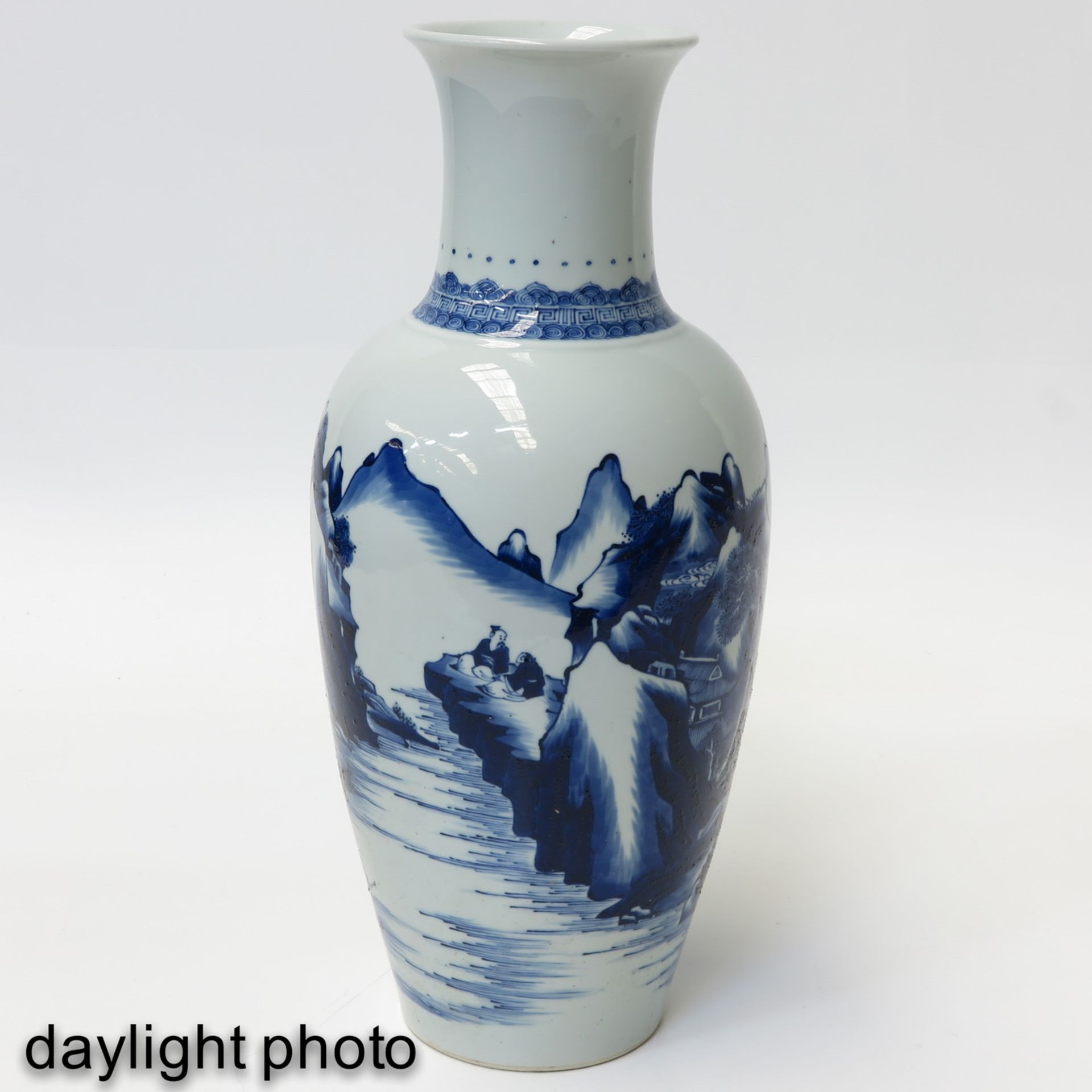 A Blue and White Vase - Bild 7 aus 10