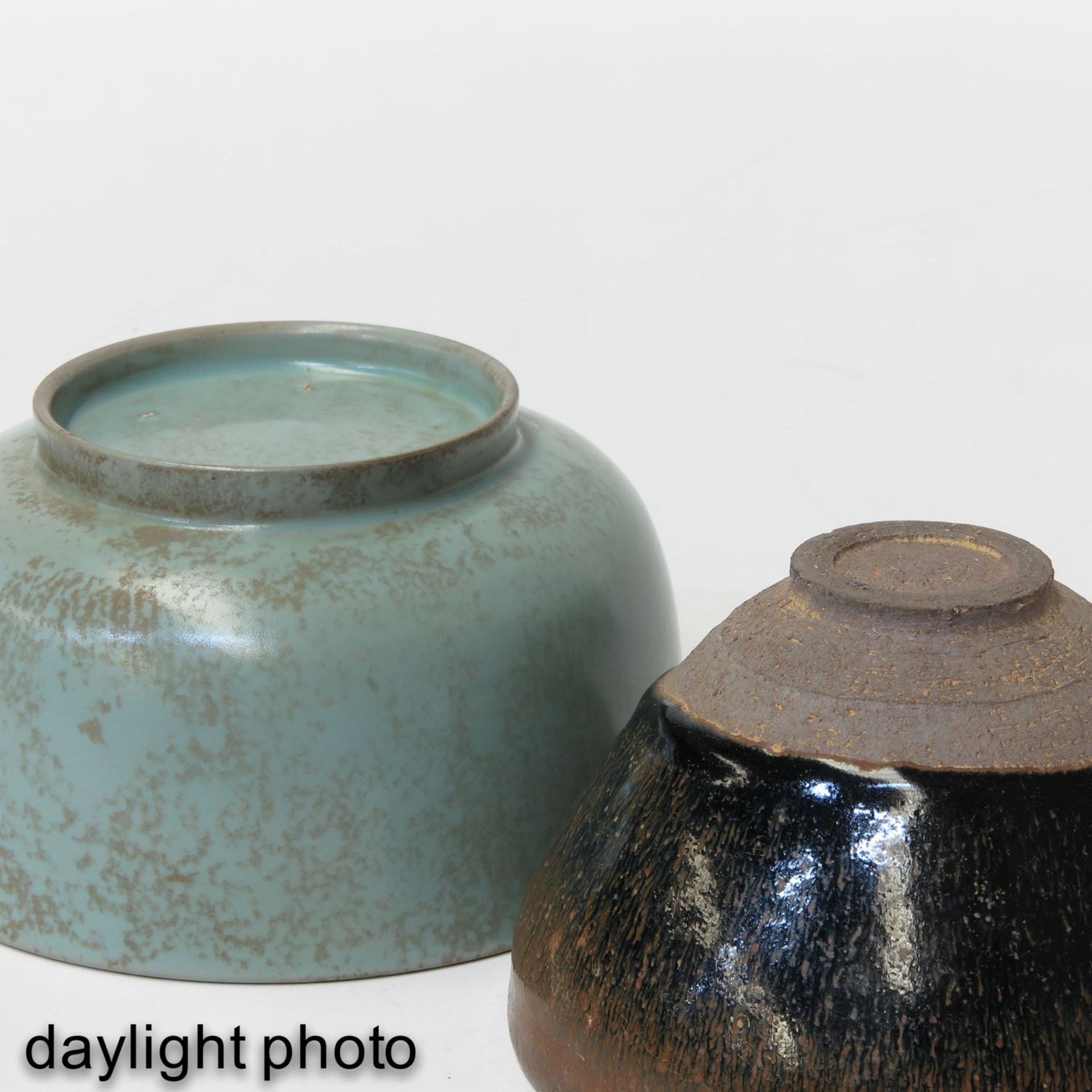 A Hare Fur Tea Bowl and Celandon Bowl - Bild 8 aus 10