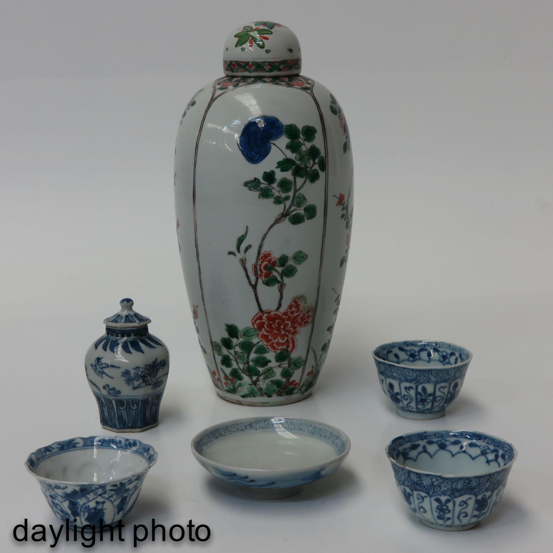 A Diverse Collection of Porcelain - Bild 7 aus 10