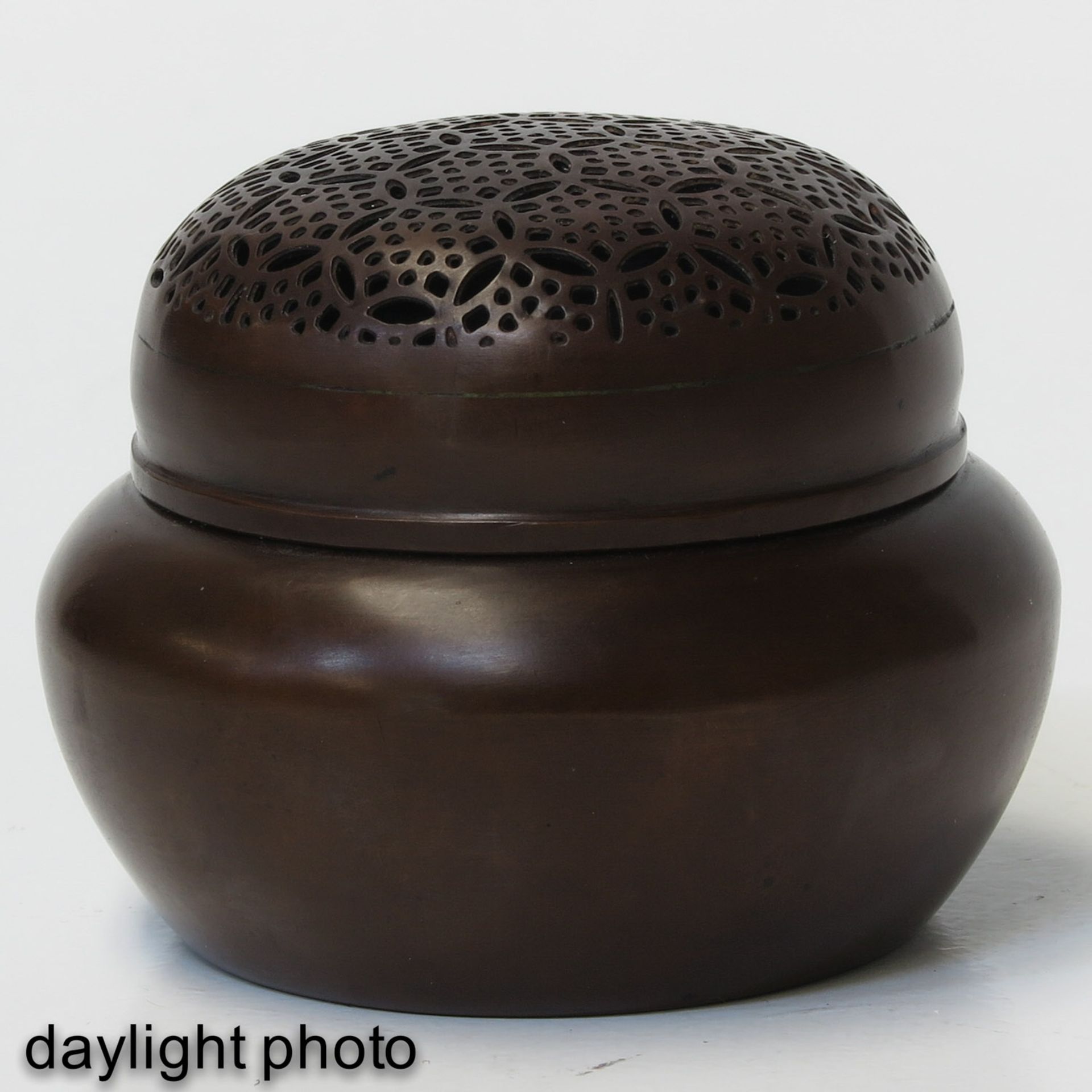 A Bronze Jar with Cover - Bild 7 aus 10