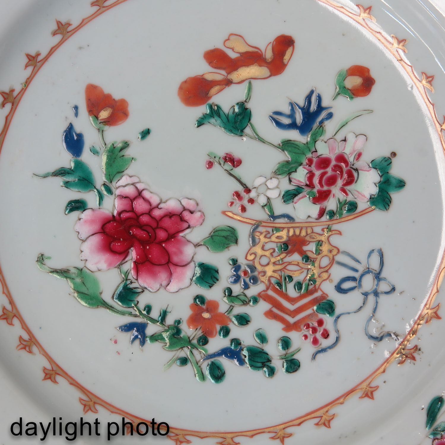 A Lot of 4 Famille Rose Plates - Image 10 of 10