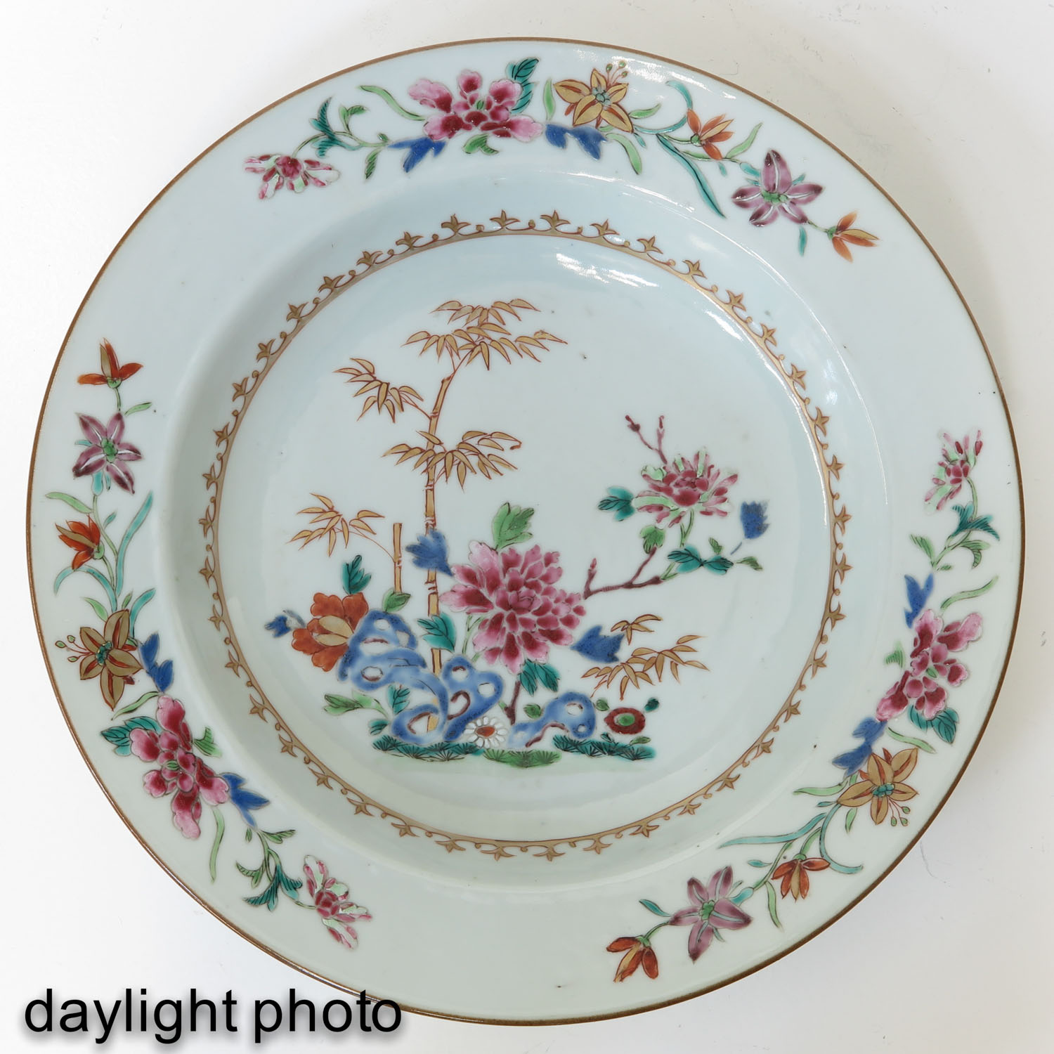 A Pair of Famille Rose Plates - Image 7 of 9