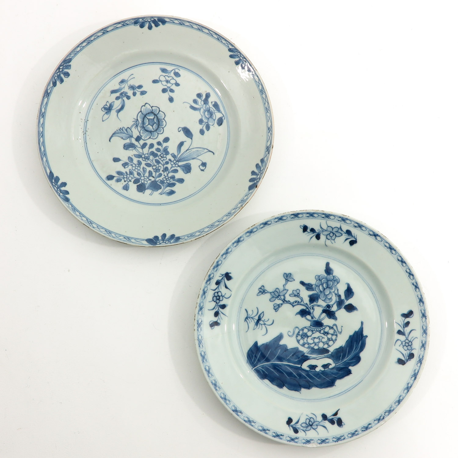 A Collection of 4 Blue and White Plates - Image 3 of 10