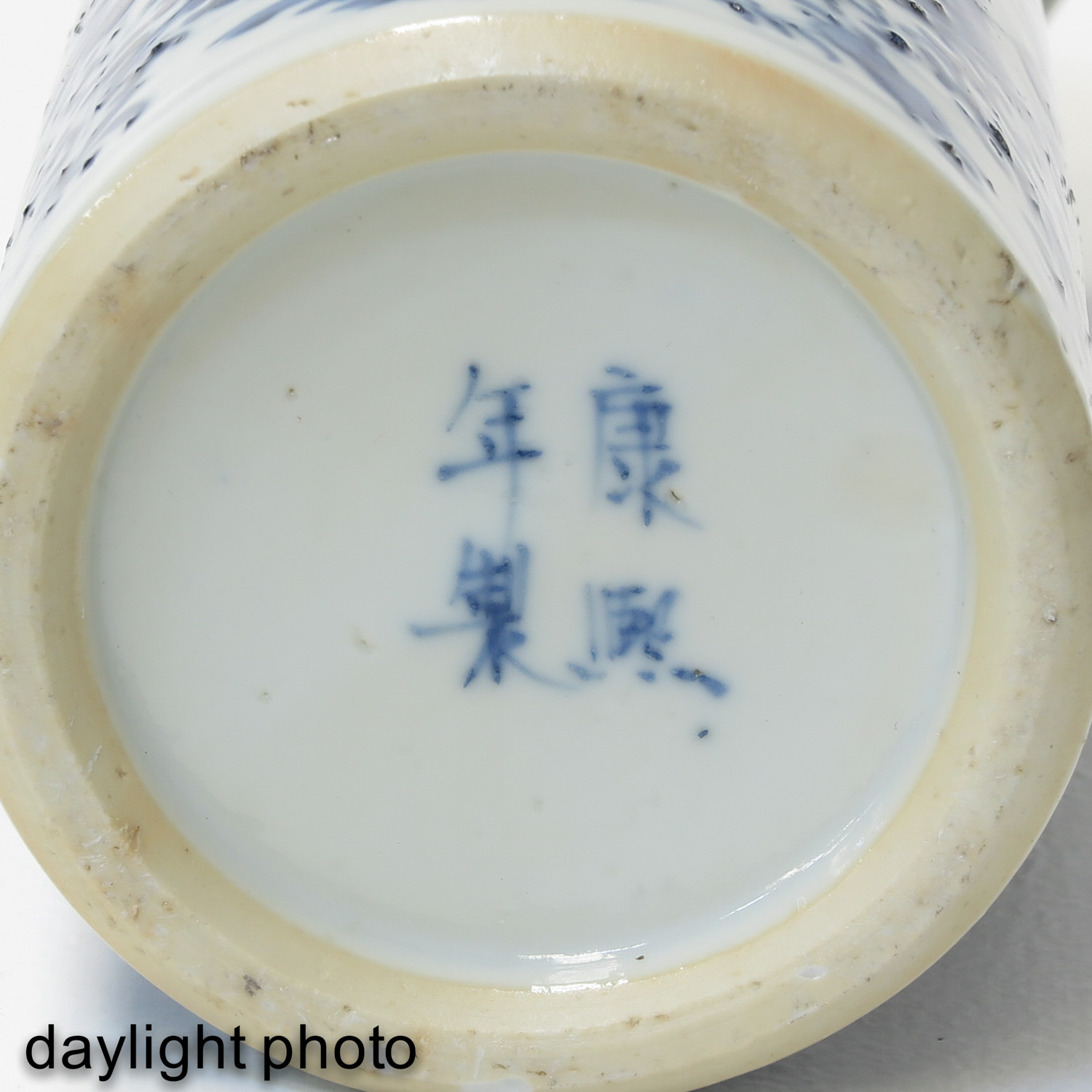 A Pair of Blue and White Vases - Image 9 of 10