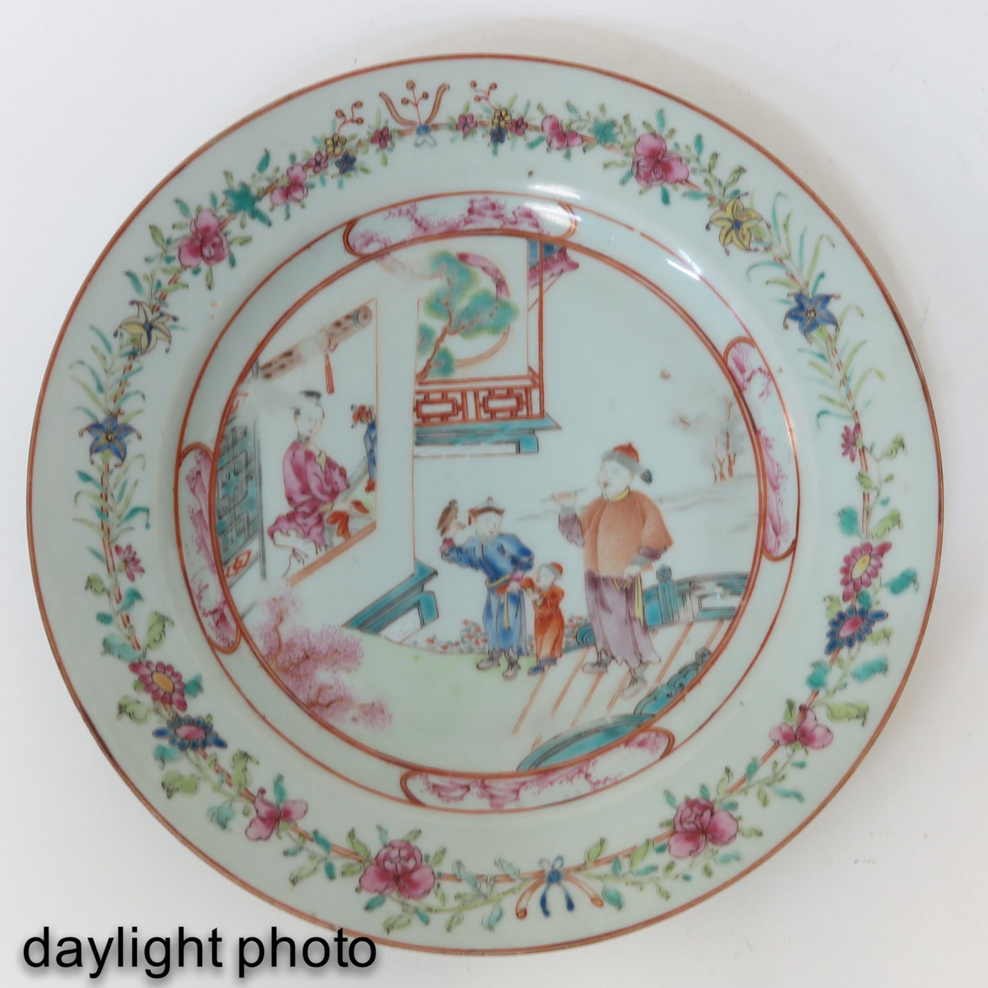 A Pair of Famille Rose Plates - Image 7 of 9