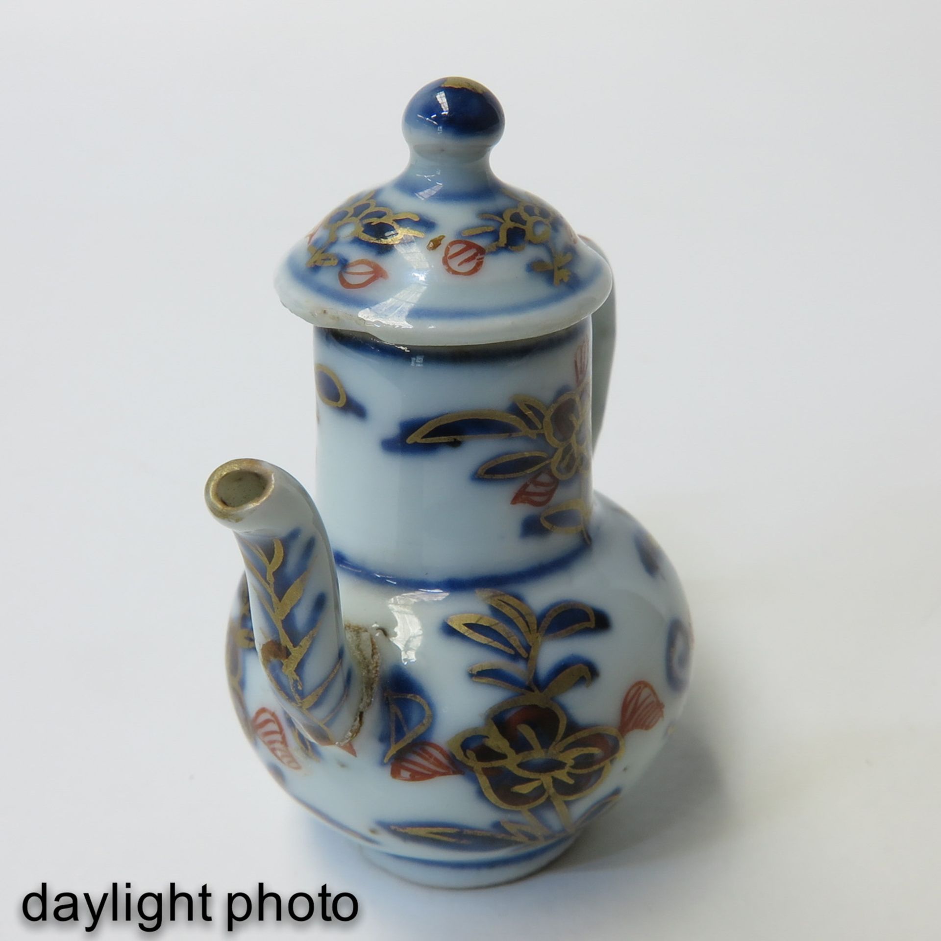 A Miniature Cruet and Vase with Cover - Bild 9 aus 9
