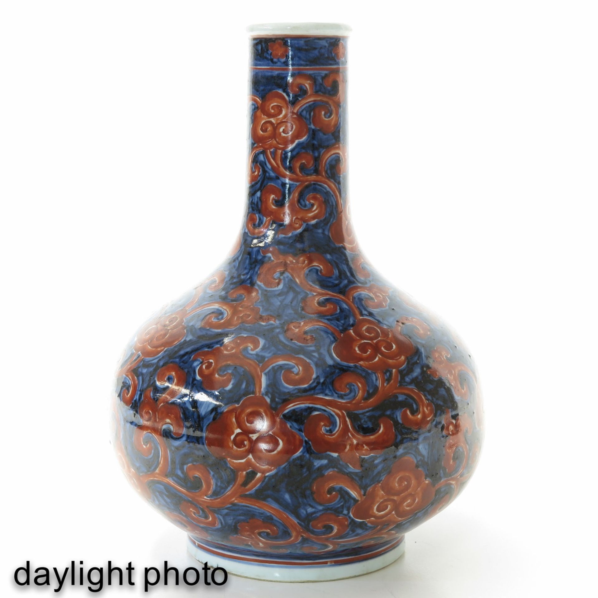 A Blue and Red Bottle Vase - Bild 7 aus 9