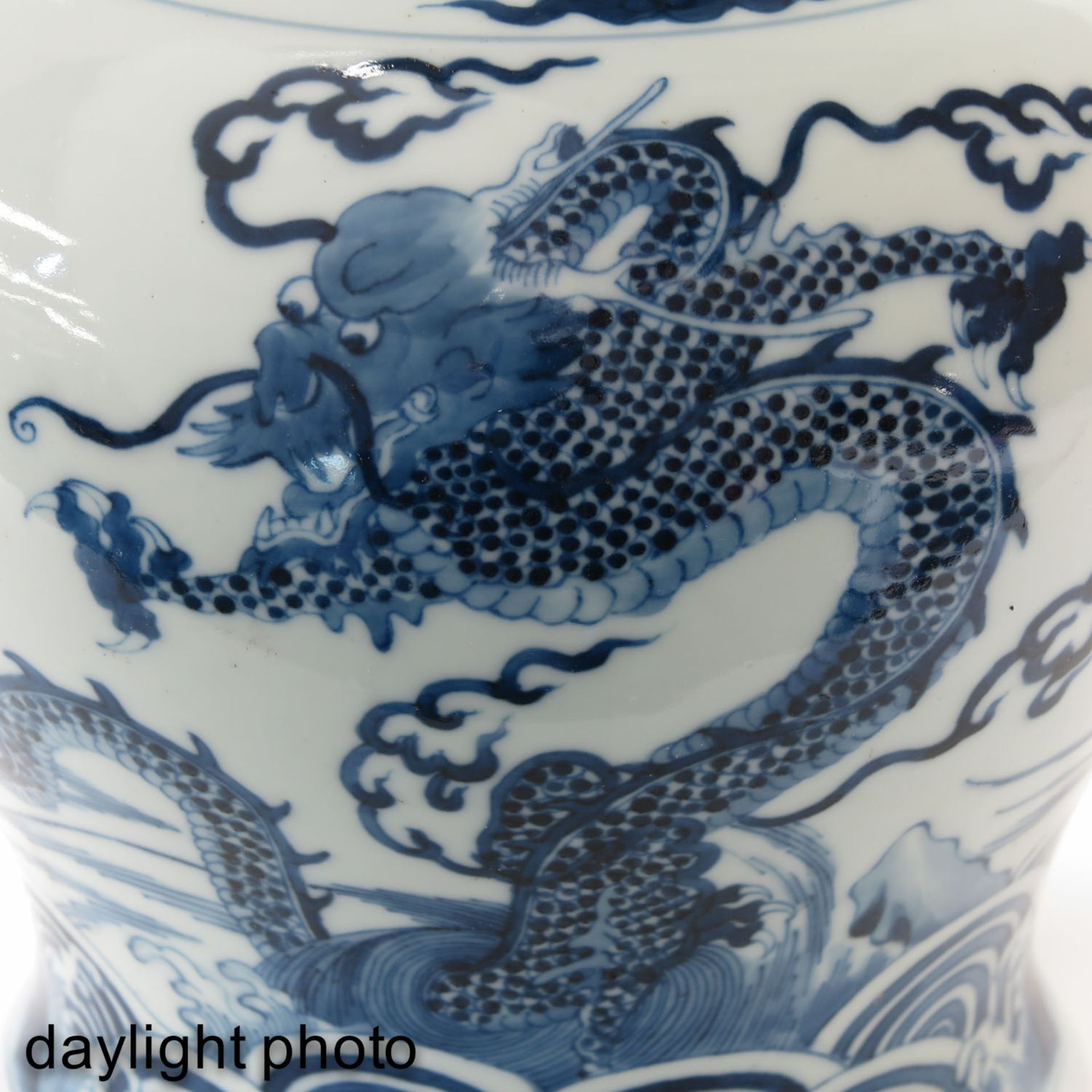 A Blue and White Vase with Cover - Bild 10 aus 10