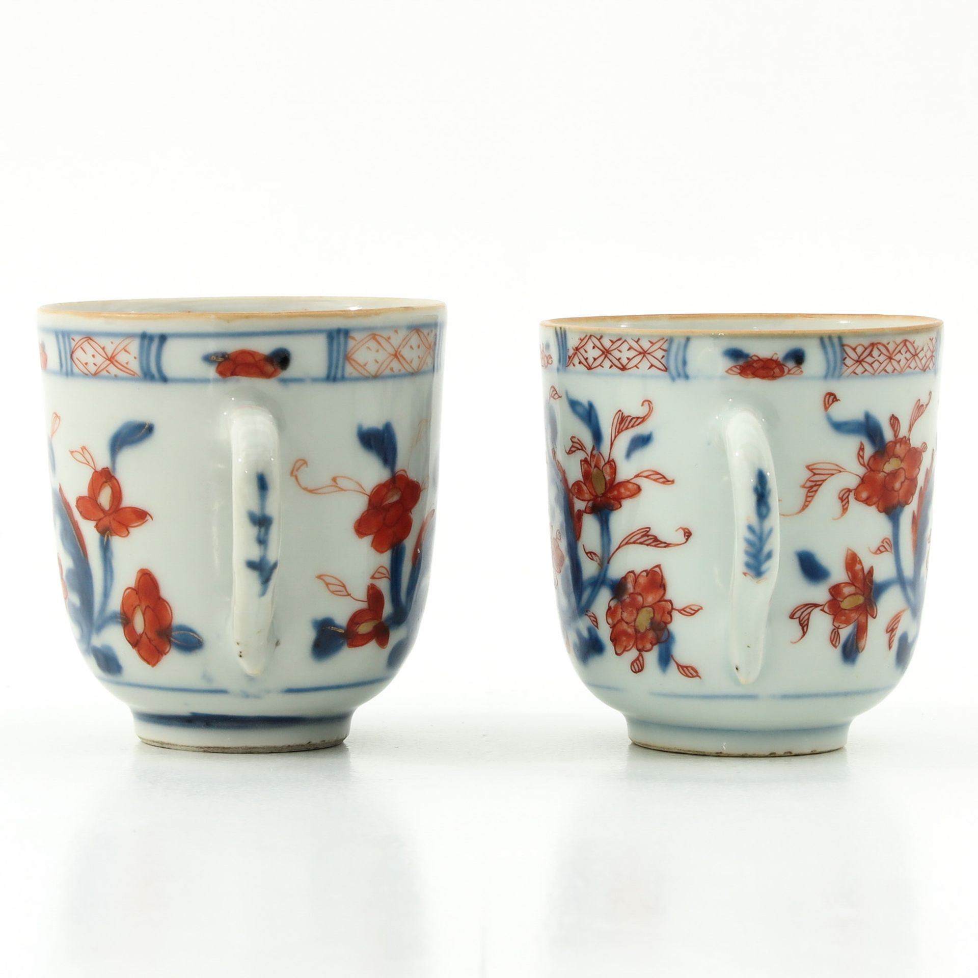A Pair of Imari Cups and Saucers - Bild 2 aus 8