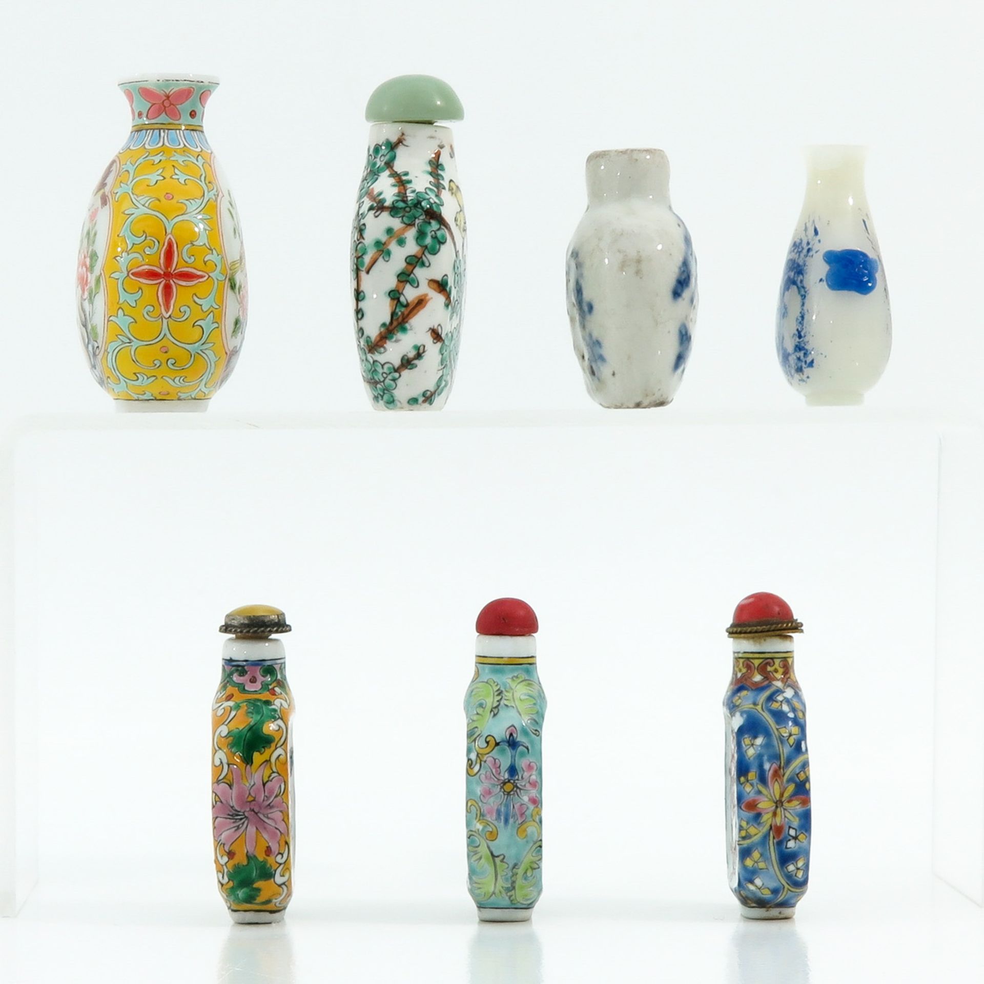 A Collection of 7 Snuff Bottles - Image 2 of 10