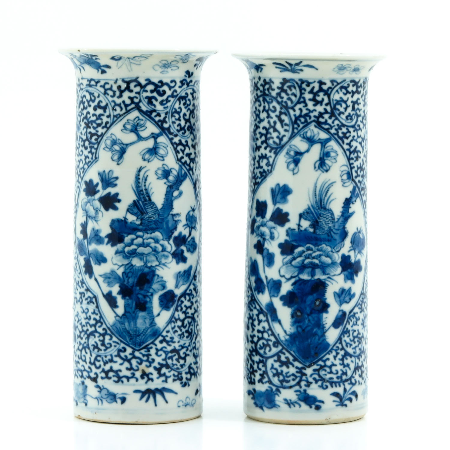 A Pair of Blue and White Vases - Image 3 of 10