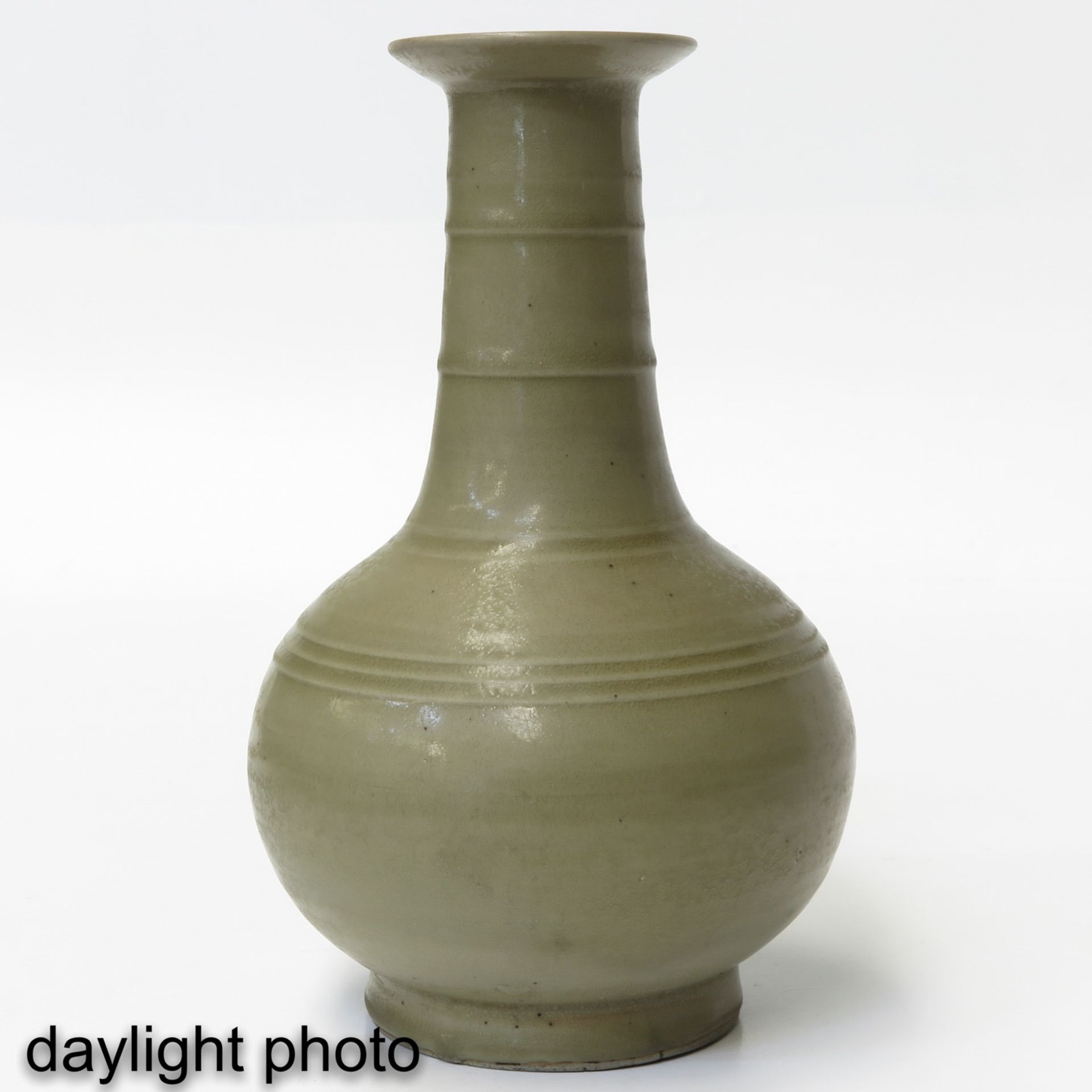 A Cream Glazed Vase - Bild 7 aus 9