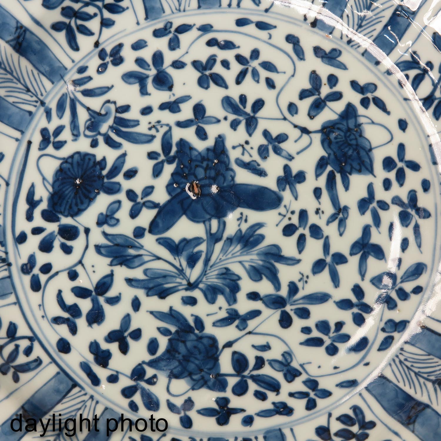 A Lot of 2 Blue and White Plates - Image 10 of 10