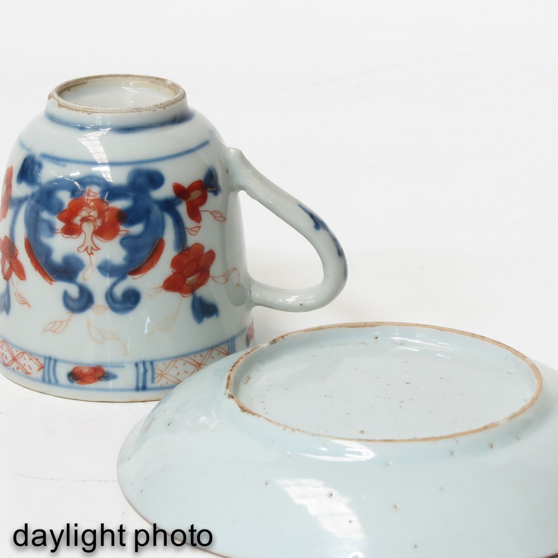 A Pair of Imari Cups and Saucers - Bild 8 aus 8