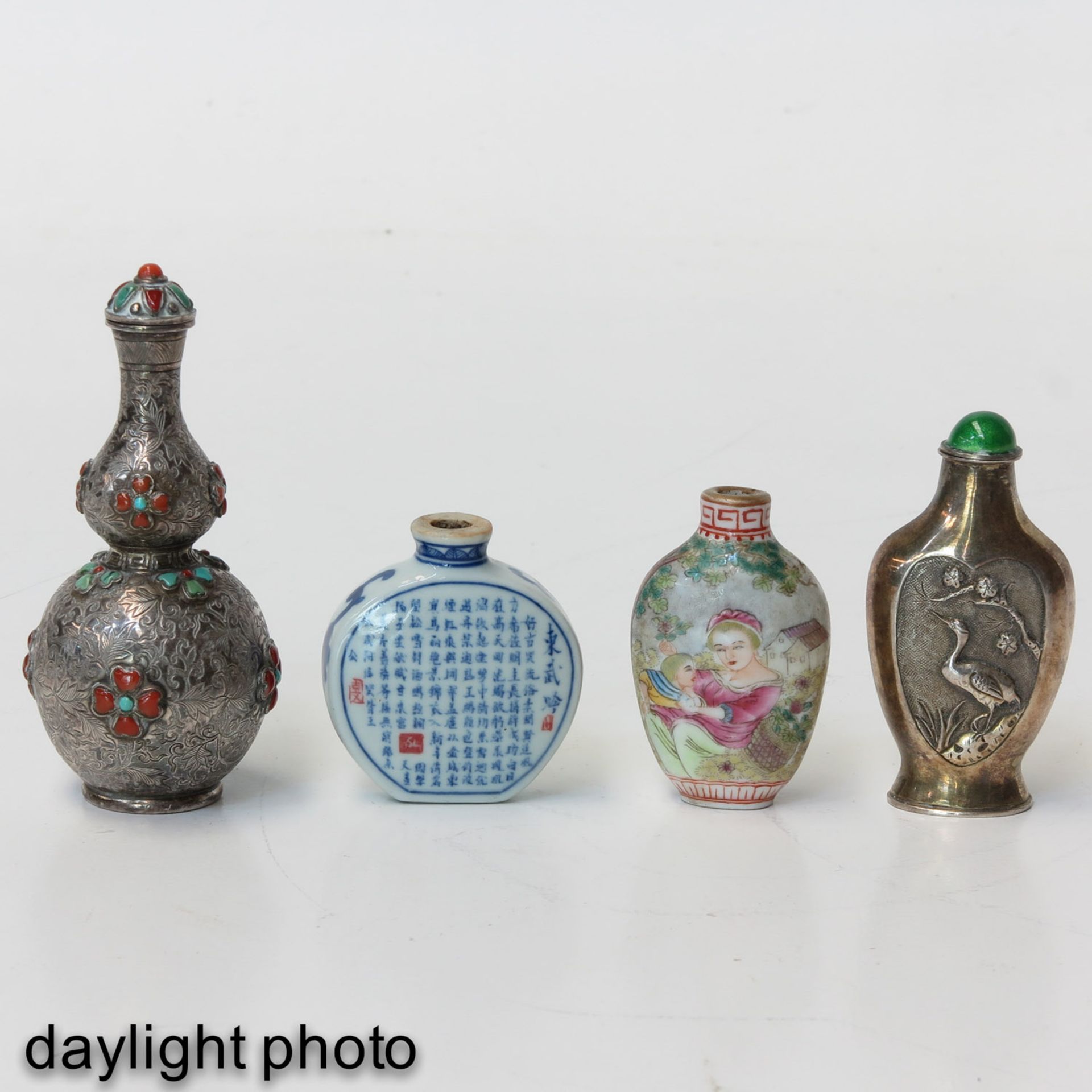 A Diverse Collection of 4 Snuff Bottles - Bild 7 aus 10