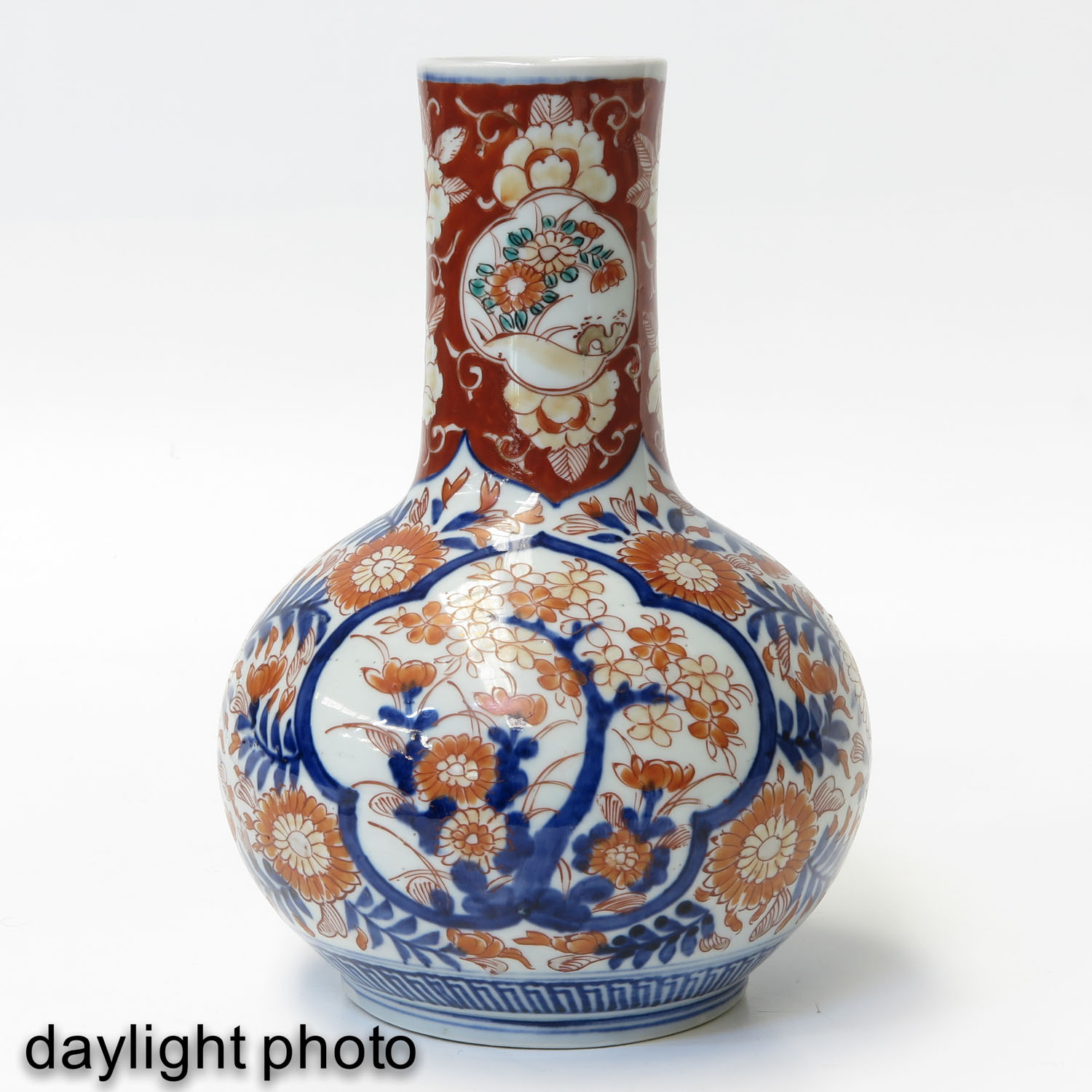 An Imari Bottle Vase - Image 7 of 9