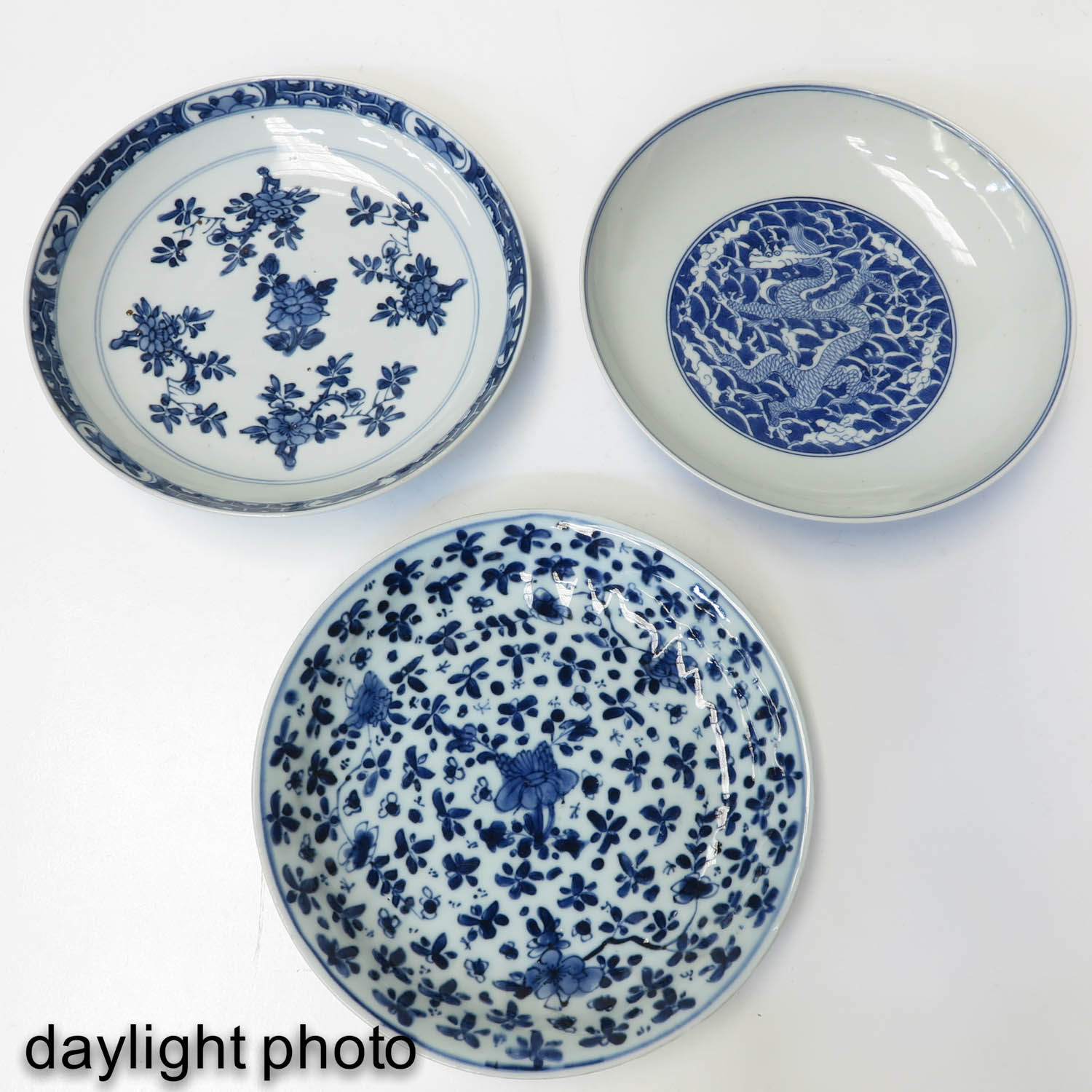 A Lot of 3 Blue and White Plates - Image 9 of 10