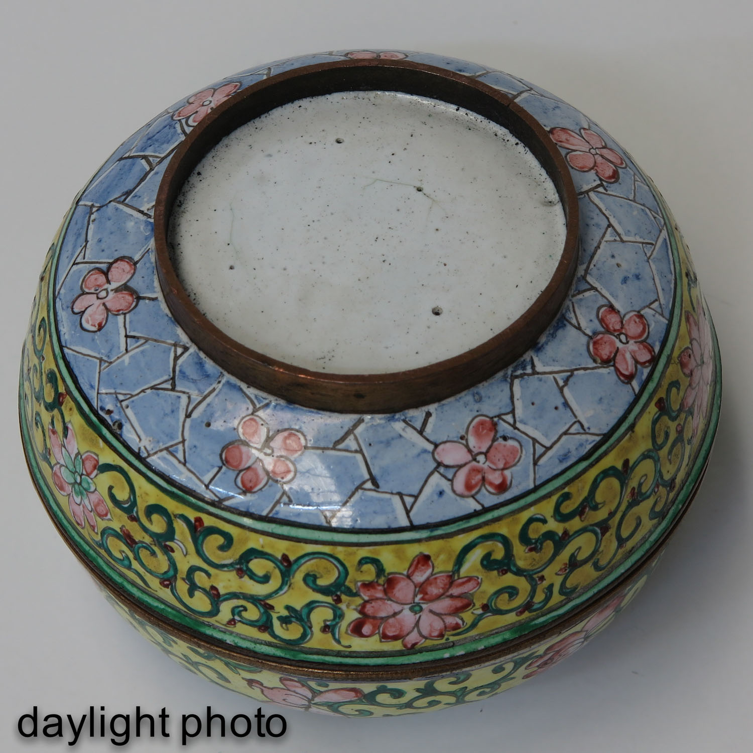 A Famille Rose Enamel Box - Image 8 of 9