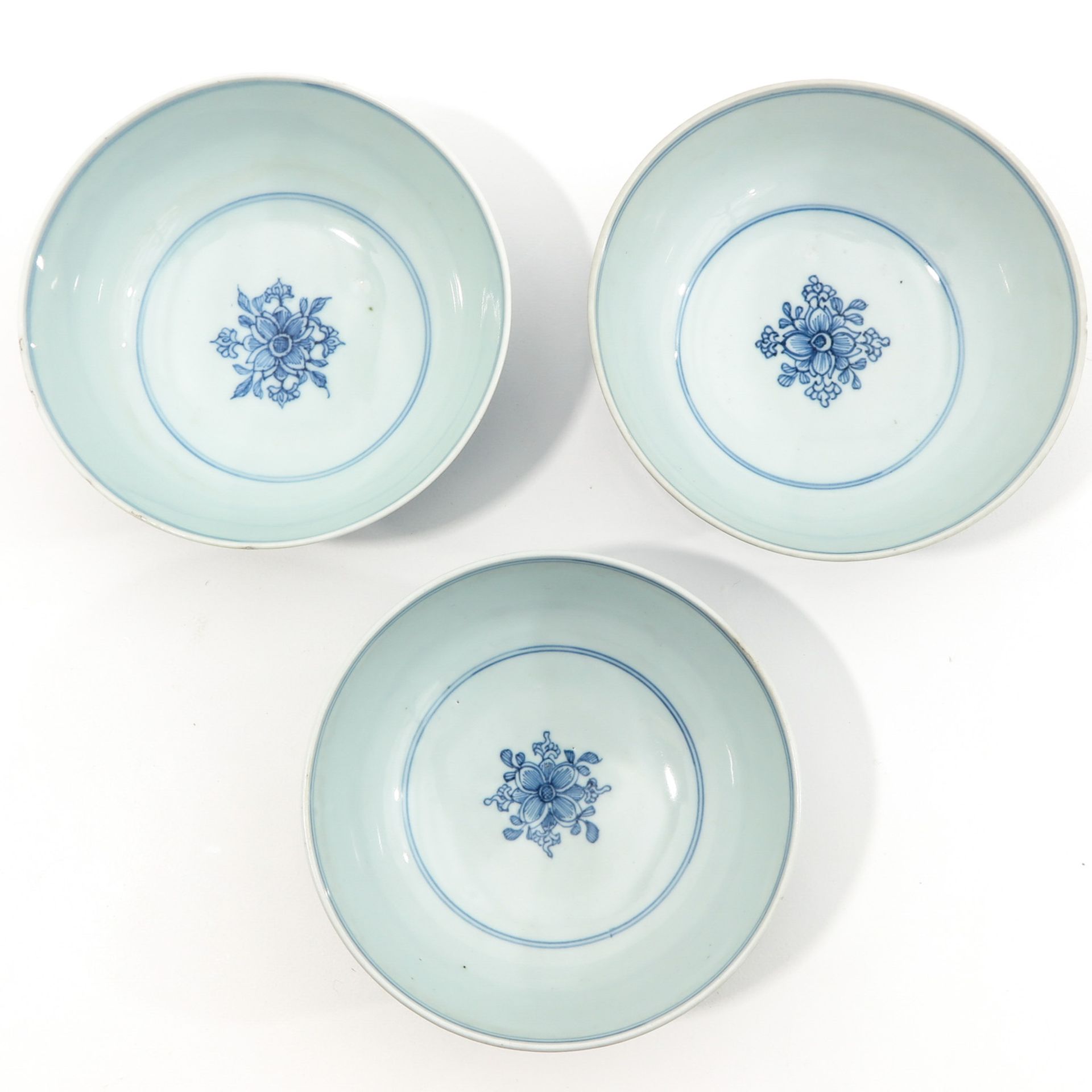 A Series of 3 Blue and White Bowls - Bild 5 aus 10