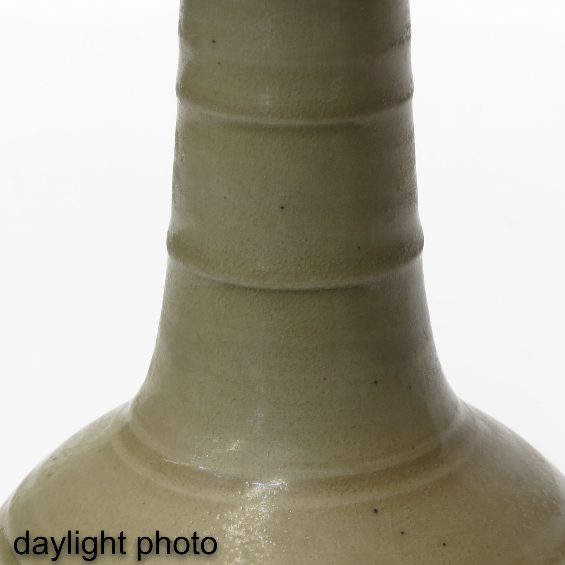 A Cream Glazed Vase - Bild 9 aus 9