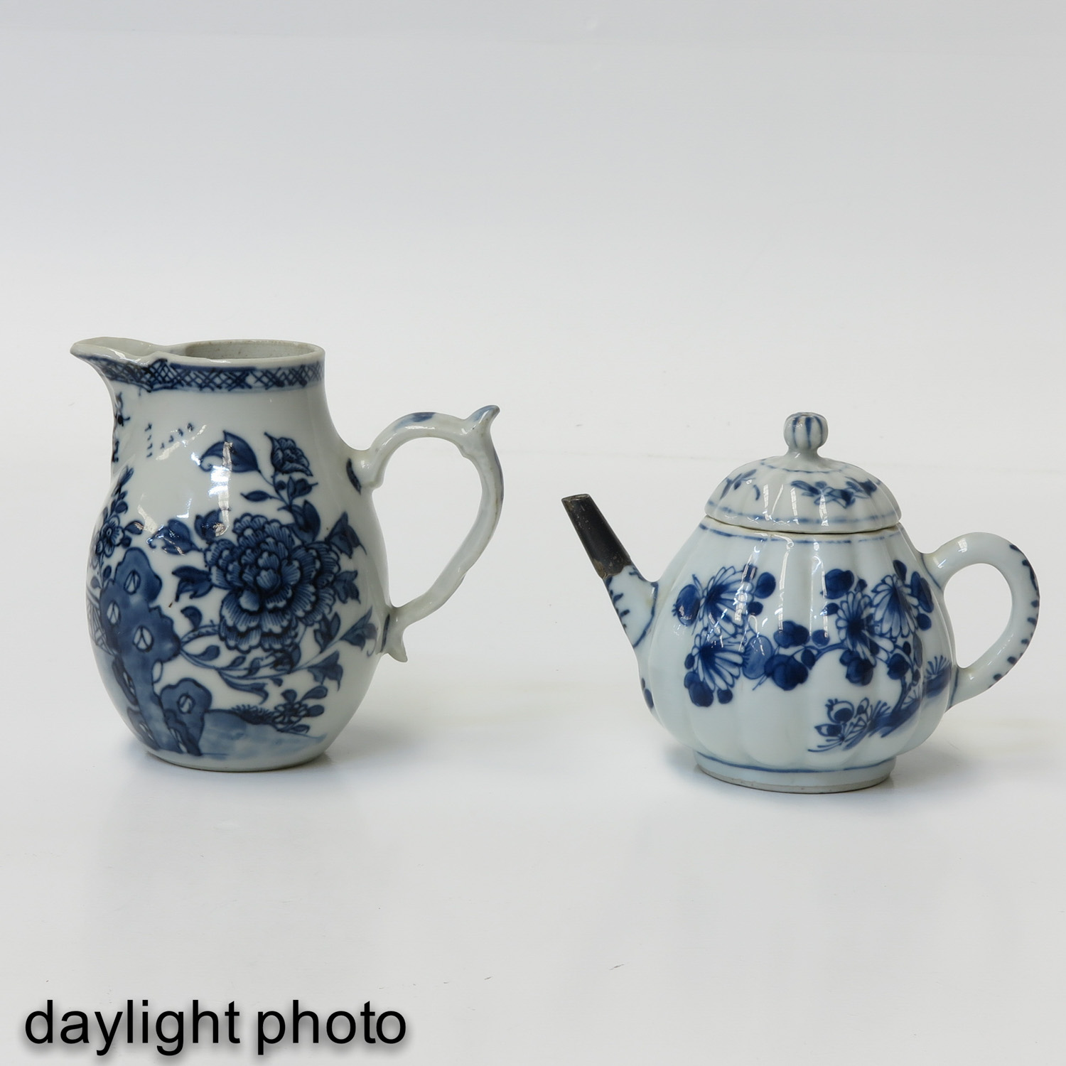 A Teapot and Creamer - Image 7 of 10