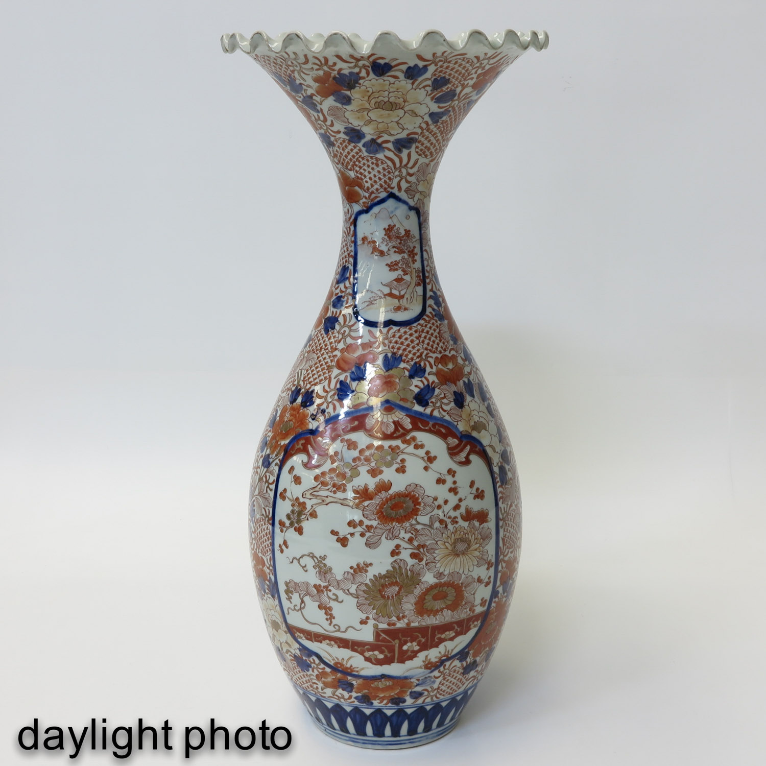 An Imari Ruffle Top Vase - Image 7 of 9