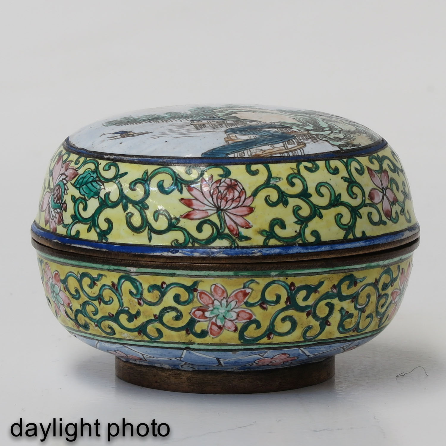 A Famille Rose Enamel Box - Image 7 of 9