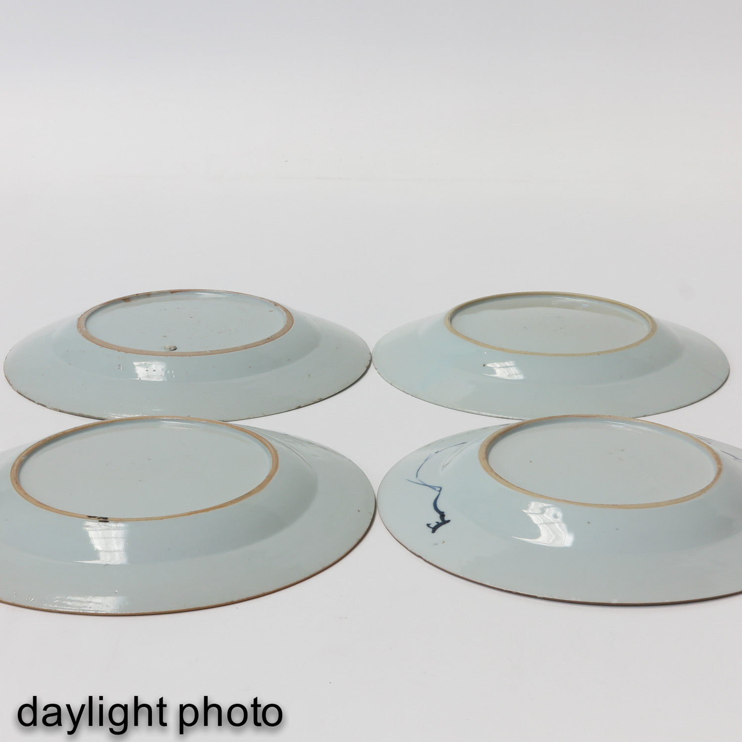 A Collection of 4 Blue and White Plates - Image 8 of 10