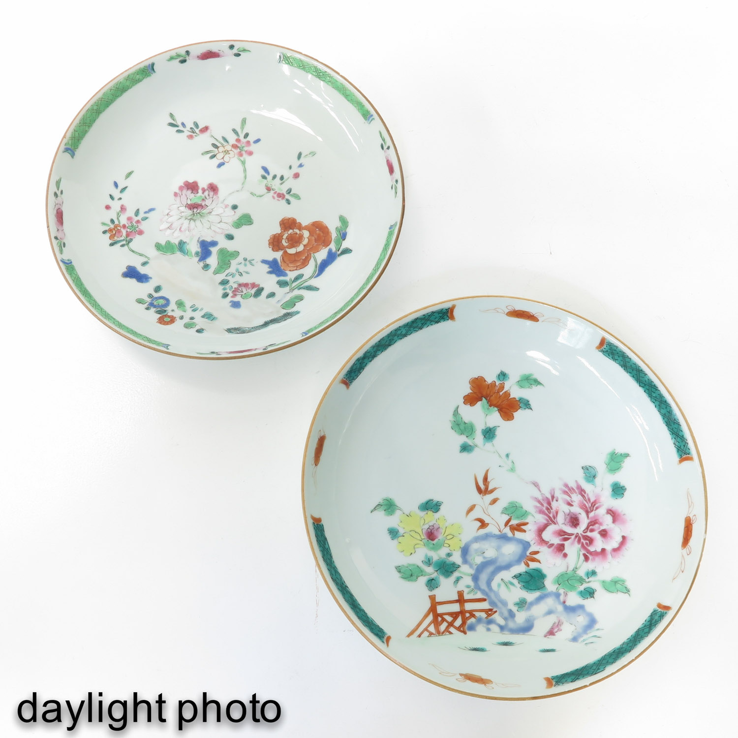 A Lot of 2 Famille Rose Plates - Image 7 of 10