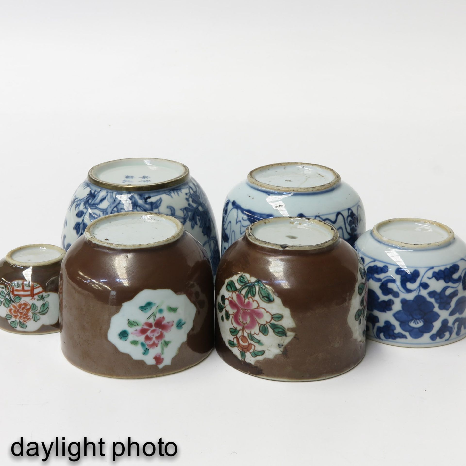 A Collection of Jars with Covers - Bild 8 aus 10