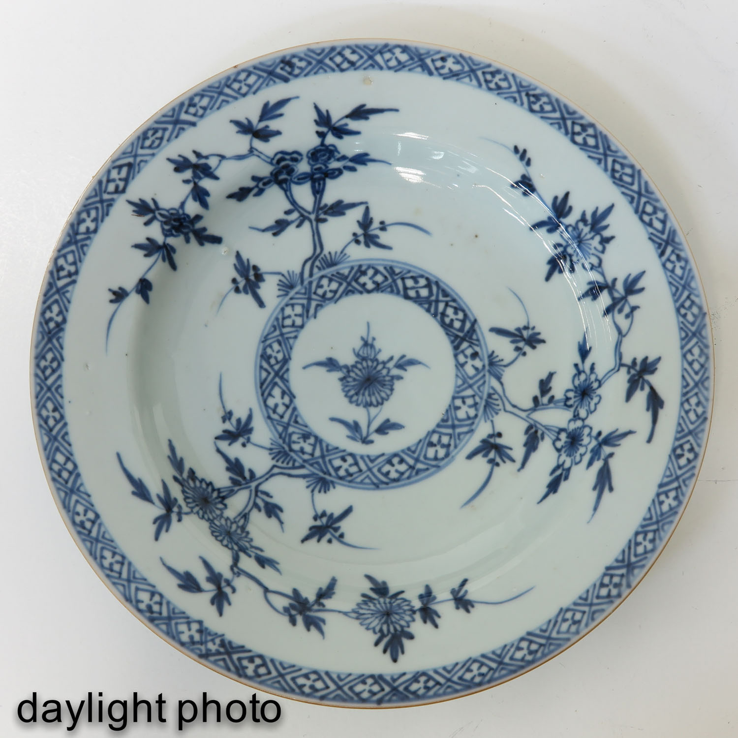 A Collection of 5 Blue and White Plates - Image 7 of 9