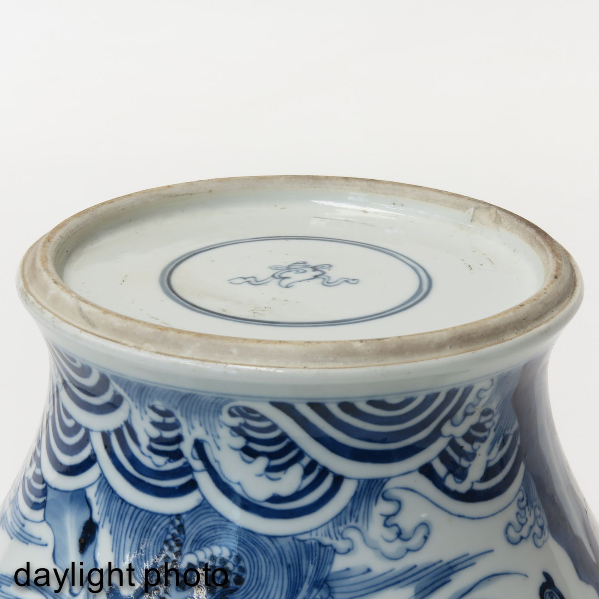 A Blue and White Vase with Cover - Bild 8 aus 10