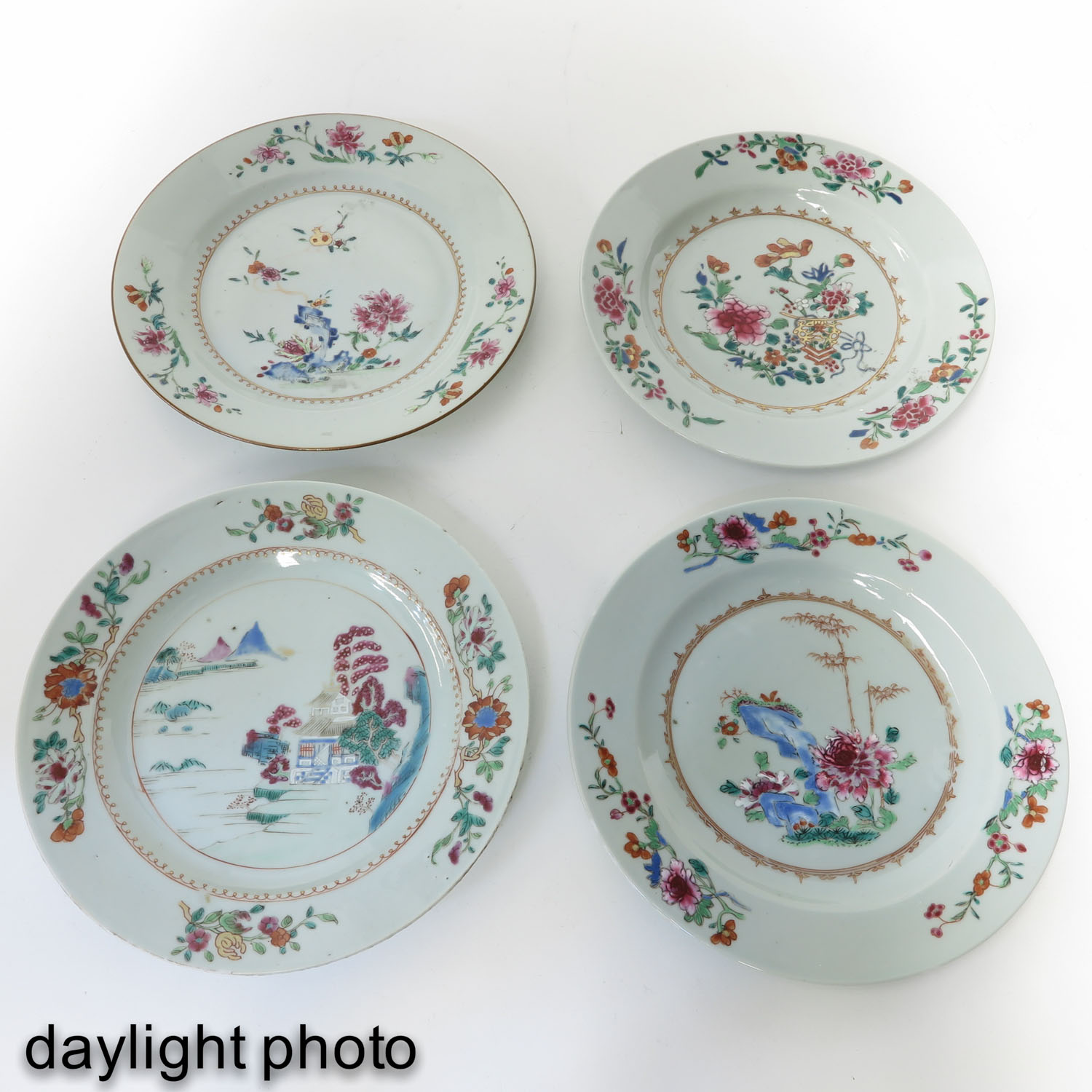 A Lot of 4 Famille Rose Plates - Image 7 of 10