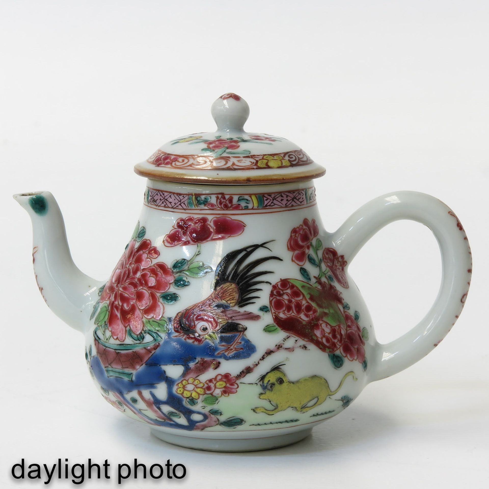 A Famille Rose Teapot - Bild 7 aus 9