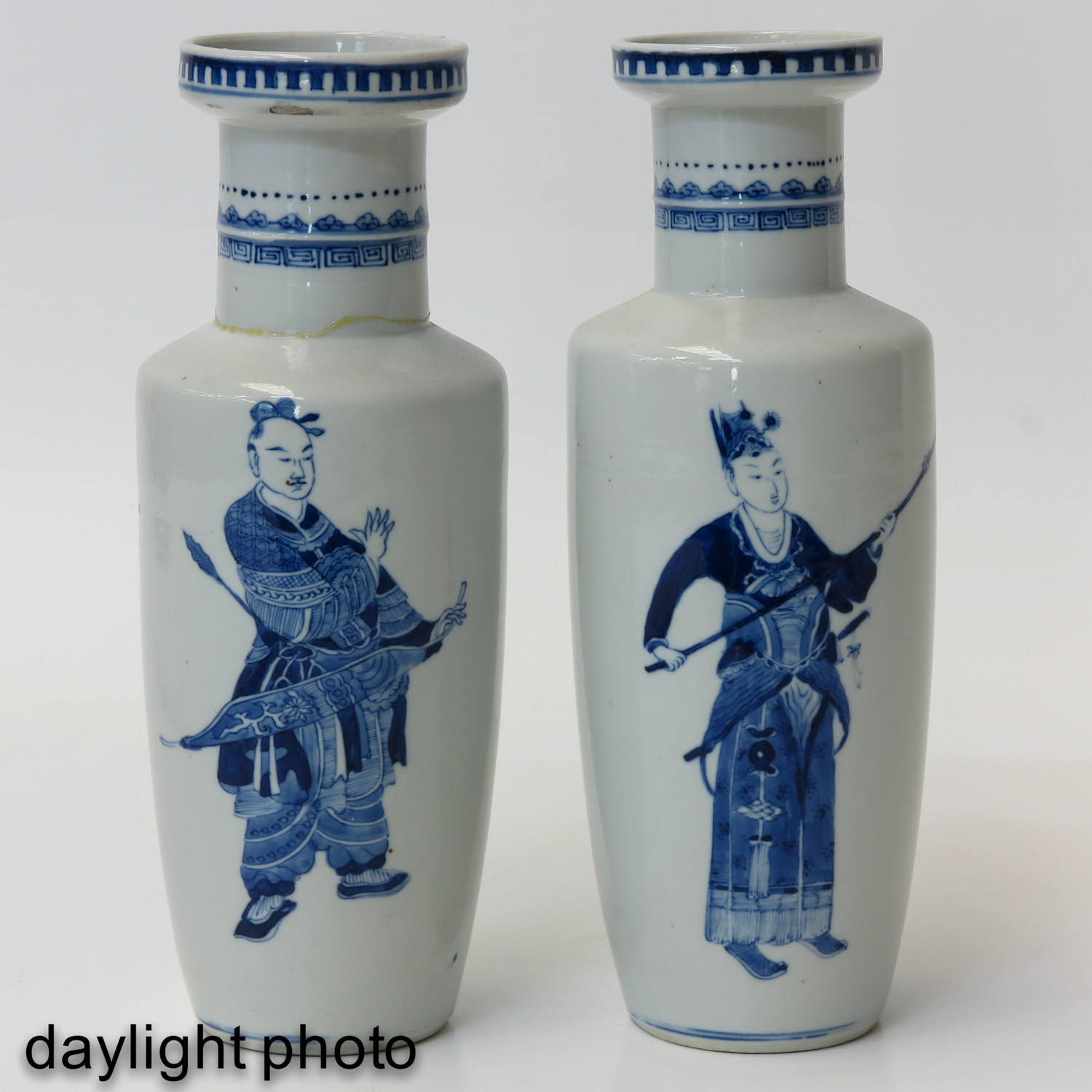 A Pair of Blue and White Vases - Image 7 of 10